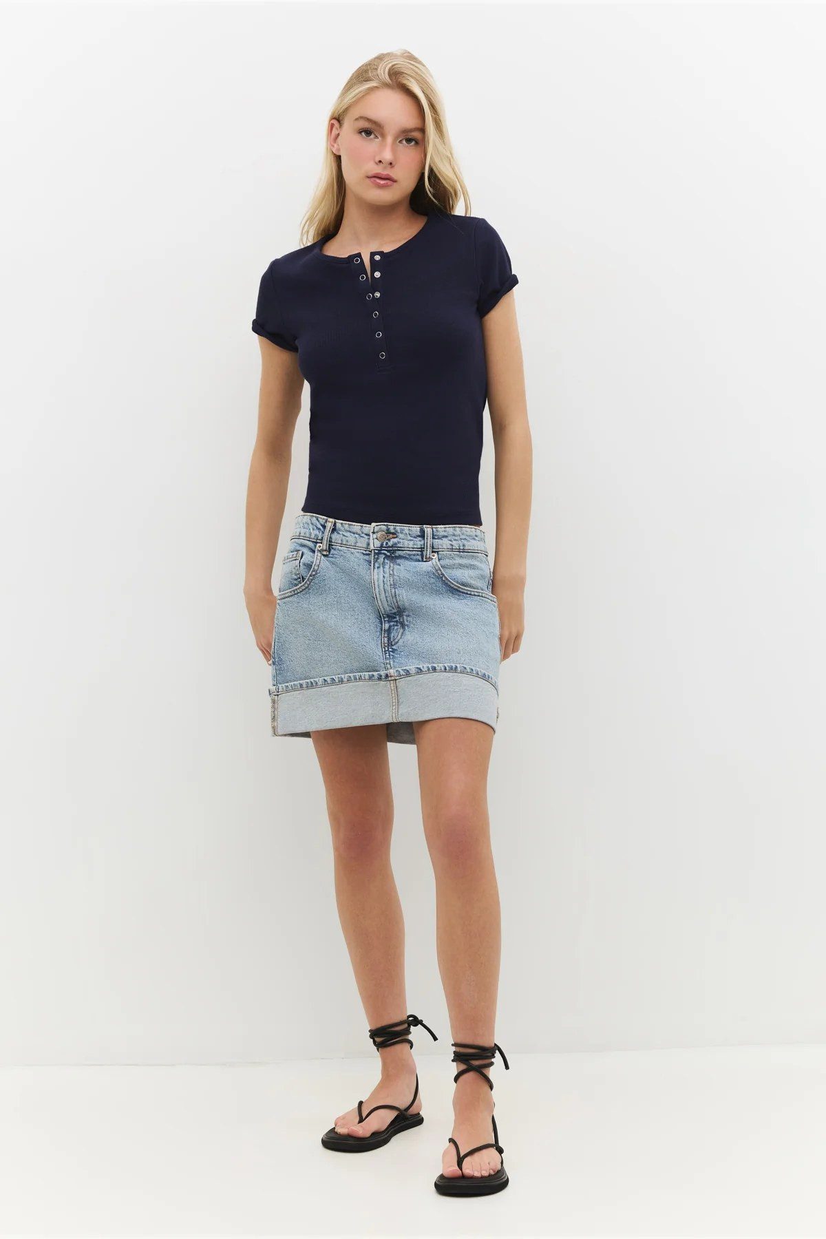No Matter What T-Shirt Kurzärmeliges, geripptes T-Shirt mit Druckknopfverschluss. – Bild 3 von 4