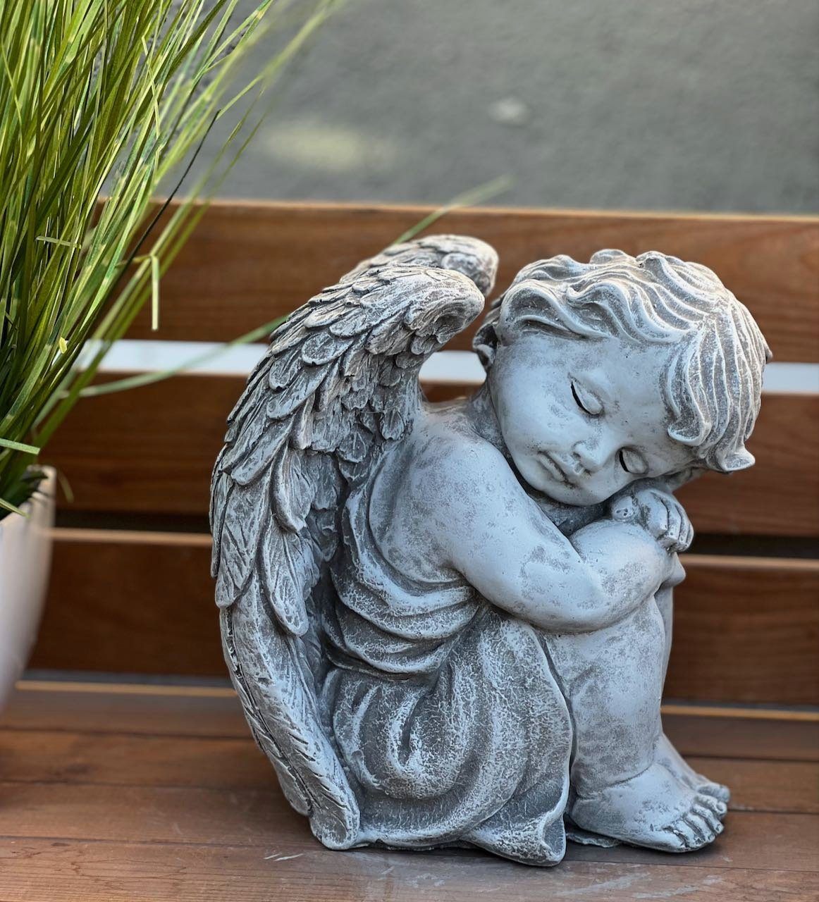 Stone and Style Engelfigur Frostfeste Steinfigur sitzender Engel groß