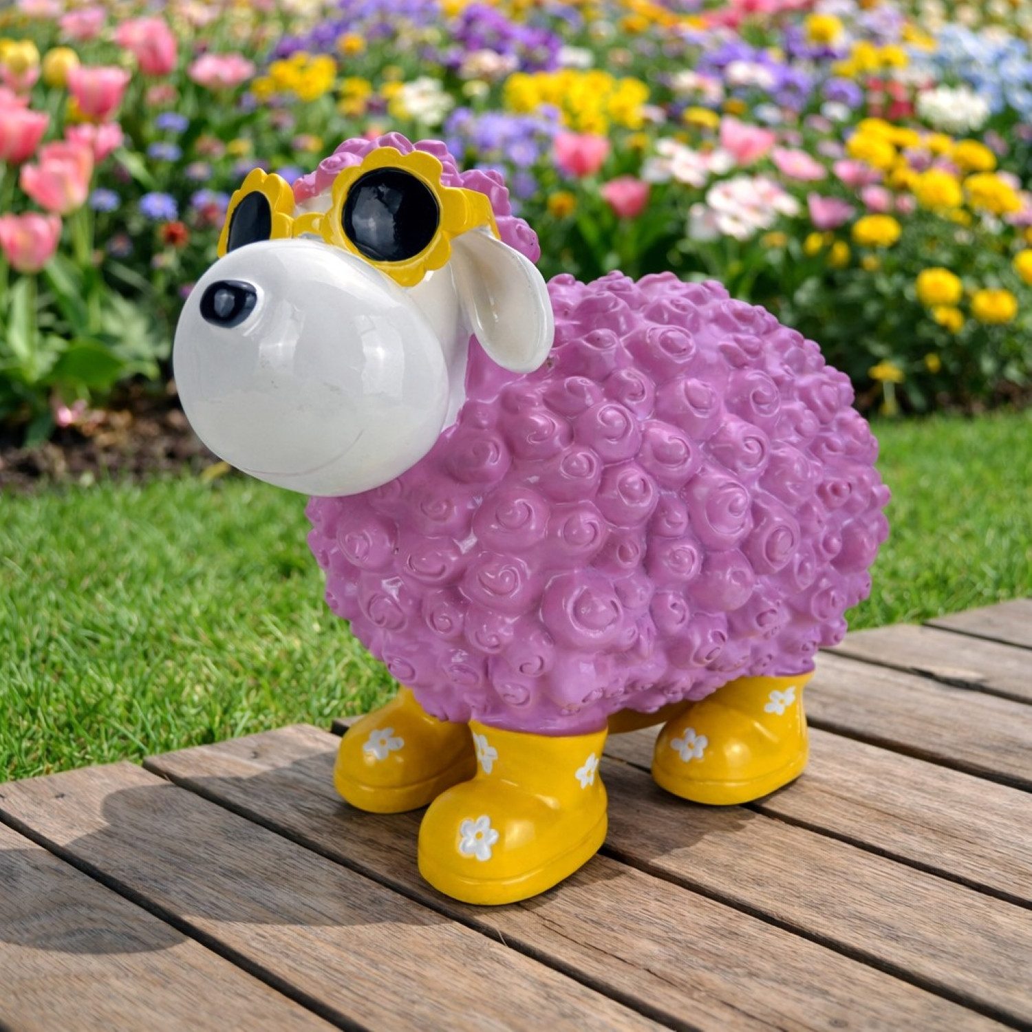 Online-Fuchs Gartenfigur cooles Schaf mit Sonnenbrille - Deko Figuren Garten, Balkon & Terrasse, (mit Blumensonnenbrille, wetterfest), aus langlebigem Kunstharz gefertigt, für außen geeignet - 30 cm groß