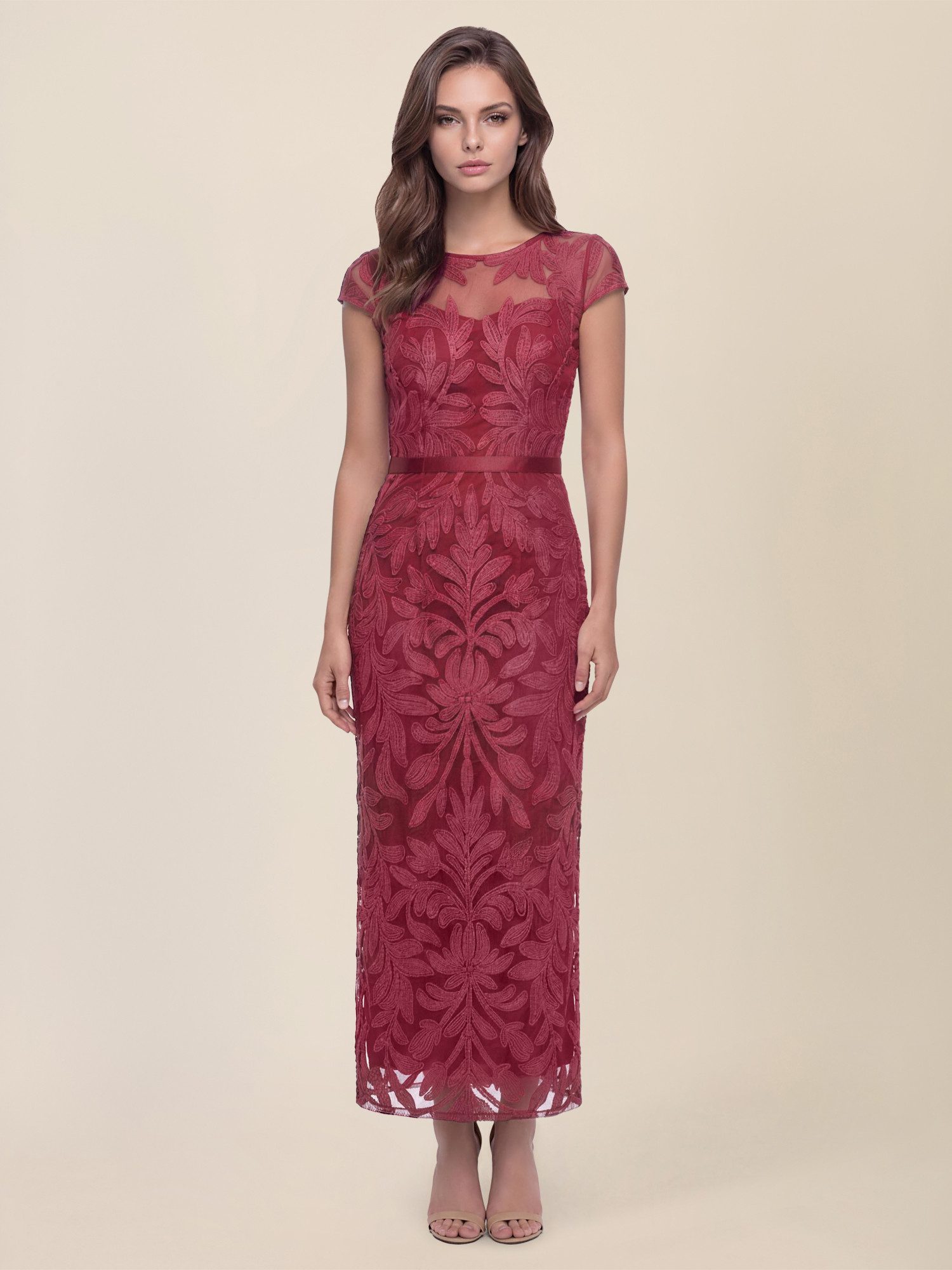 Apart Abendkleid mit Stickerei und Satinband