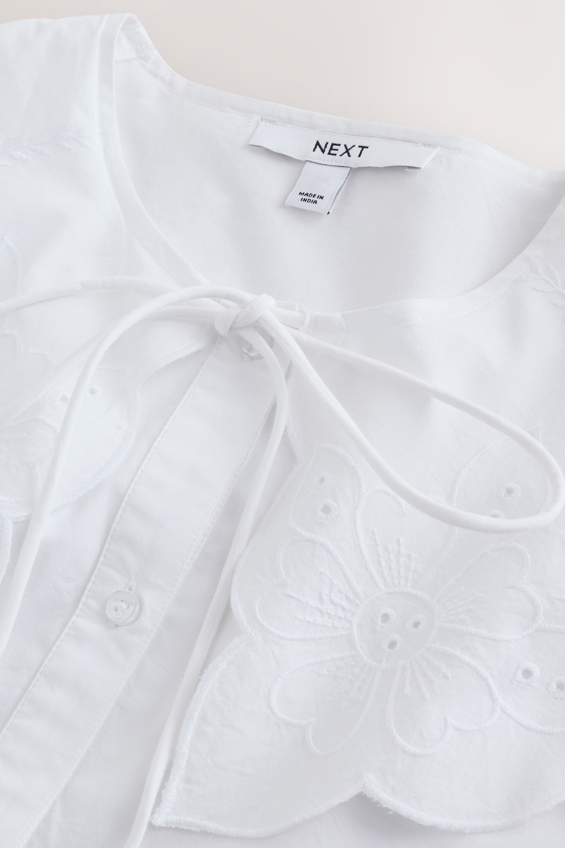 Next Langarmbluse Bluse mit Lochstickerei und auffälligem Kragen (1-tlg)