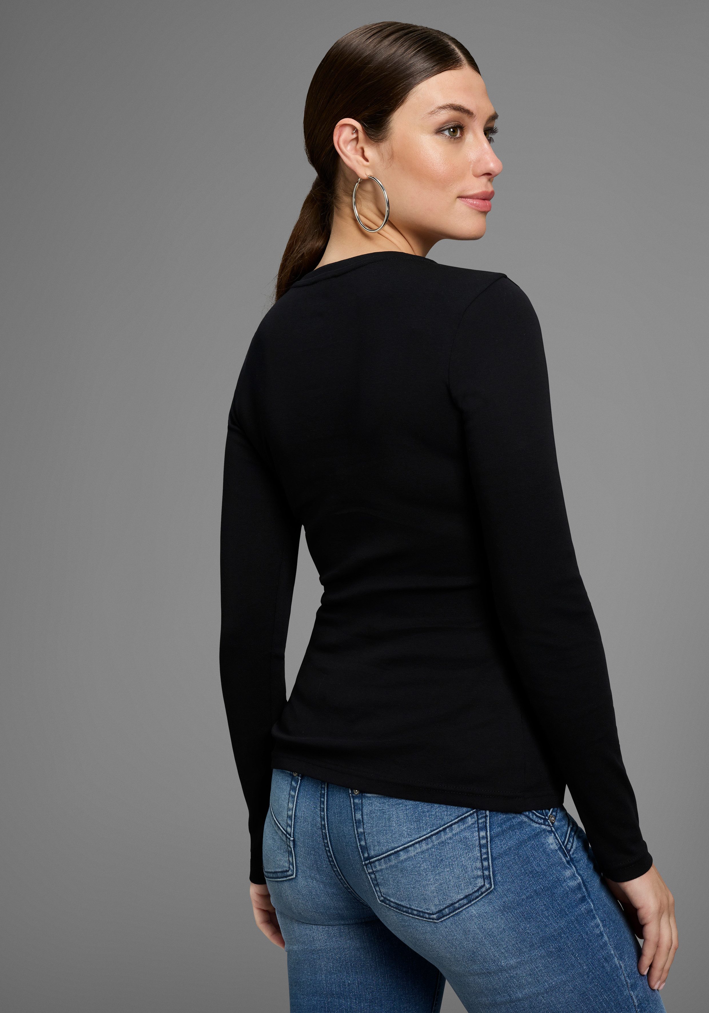 Bruno Banani Longsleeve mit Rundhalsausschnitt, figurbetonte Passform, hüftbedeckende Länge