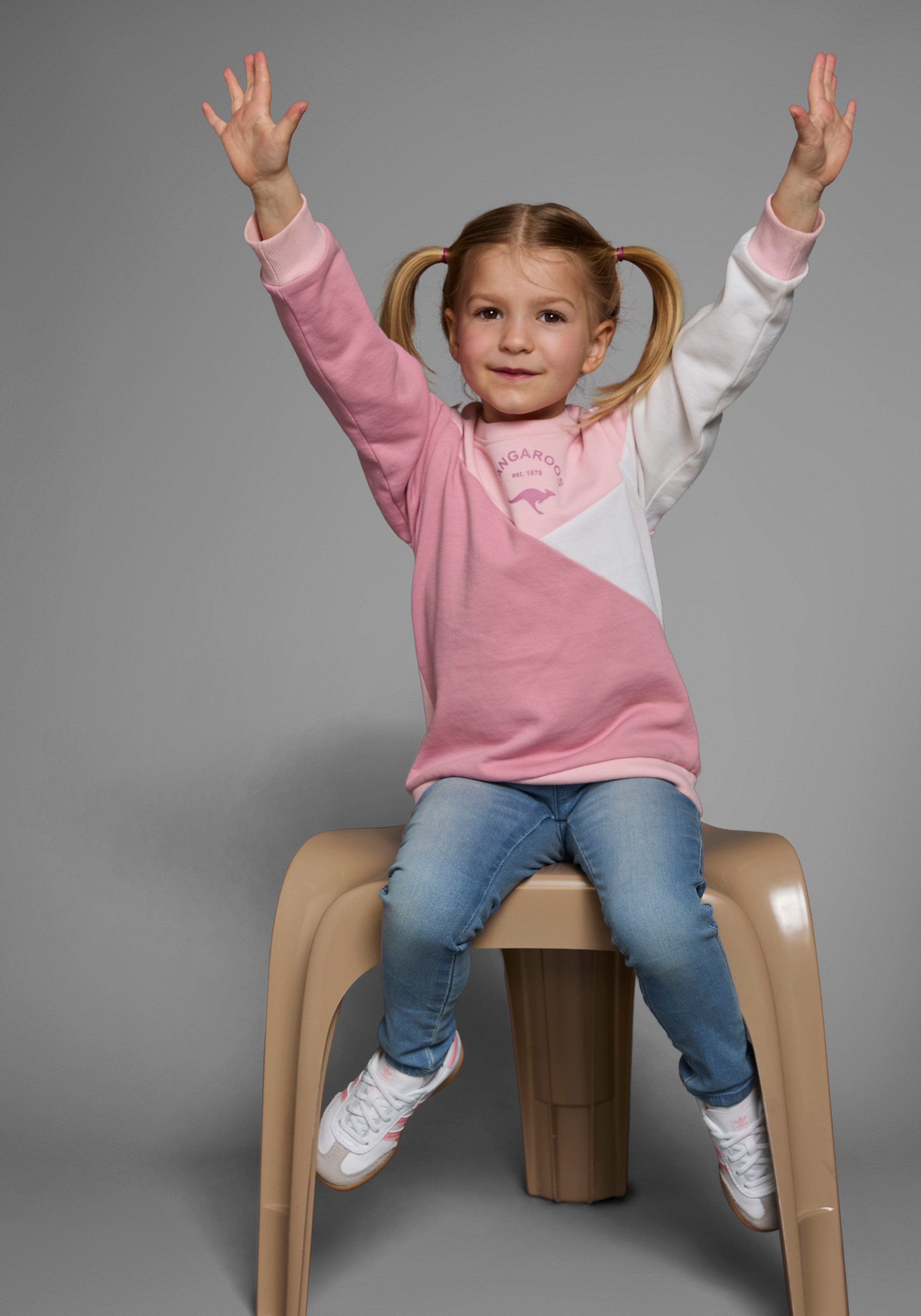 KangaROOS Sweatshirt Colorblocking für kleine Mädchen Colorblocking-Design, Langarm, lockere Passform, mit Logodruck – Bild 5 von 5