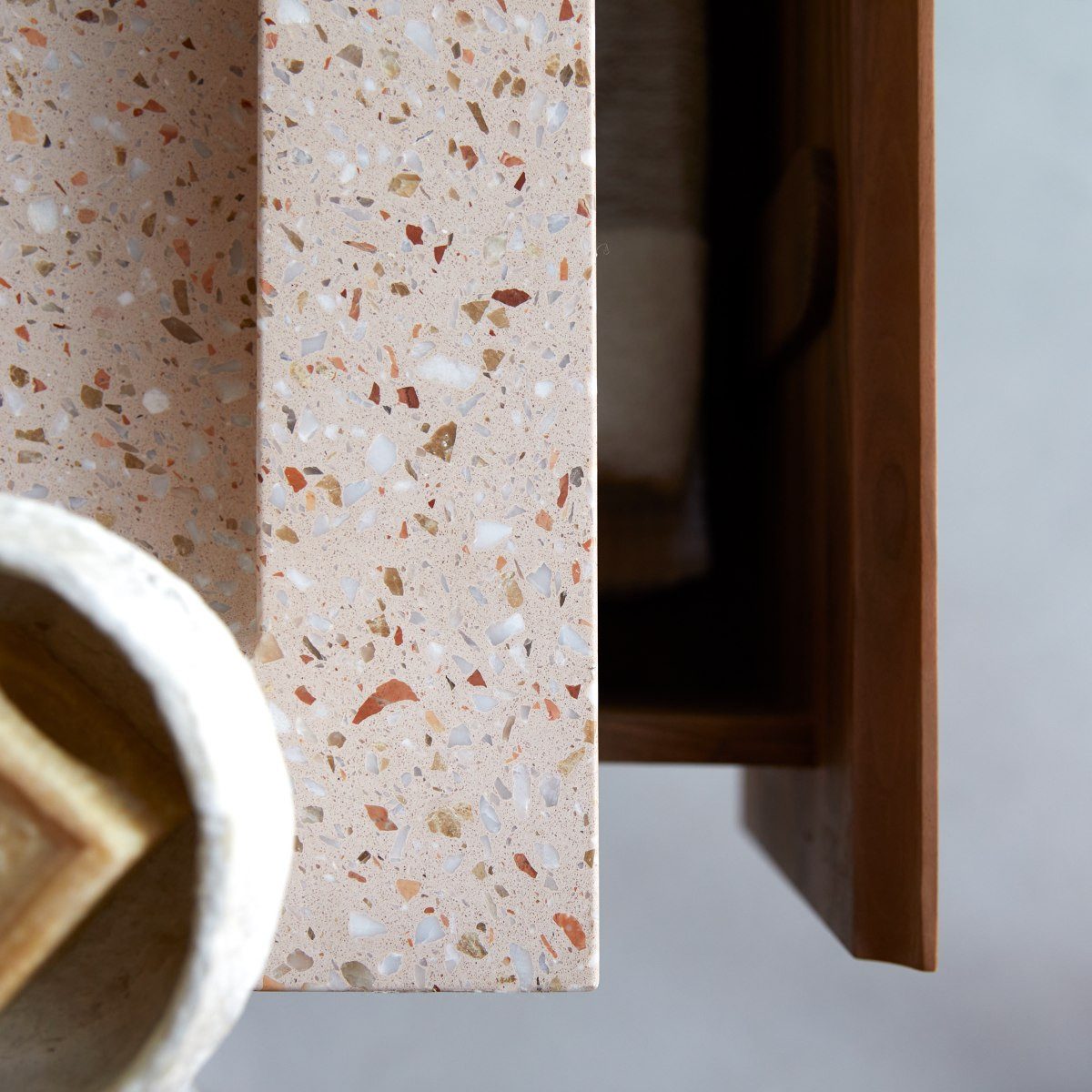 Tikamoon Waschtisch Badezimmerschrank aus Nussbaum massiv und rosa Premium-Terrazzo Edgar