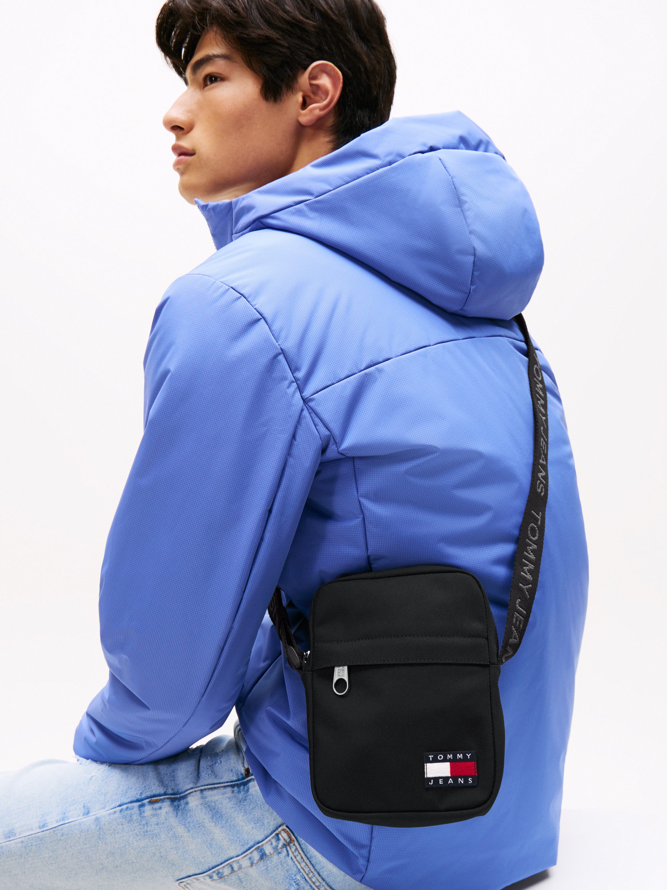 Tommy Jeans Umhängetasche TJM ESS DAILY REPORTER, Men Schultertasche, Freizeitasche mit Tommy Jeans Flaggen-Aufnäher