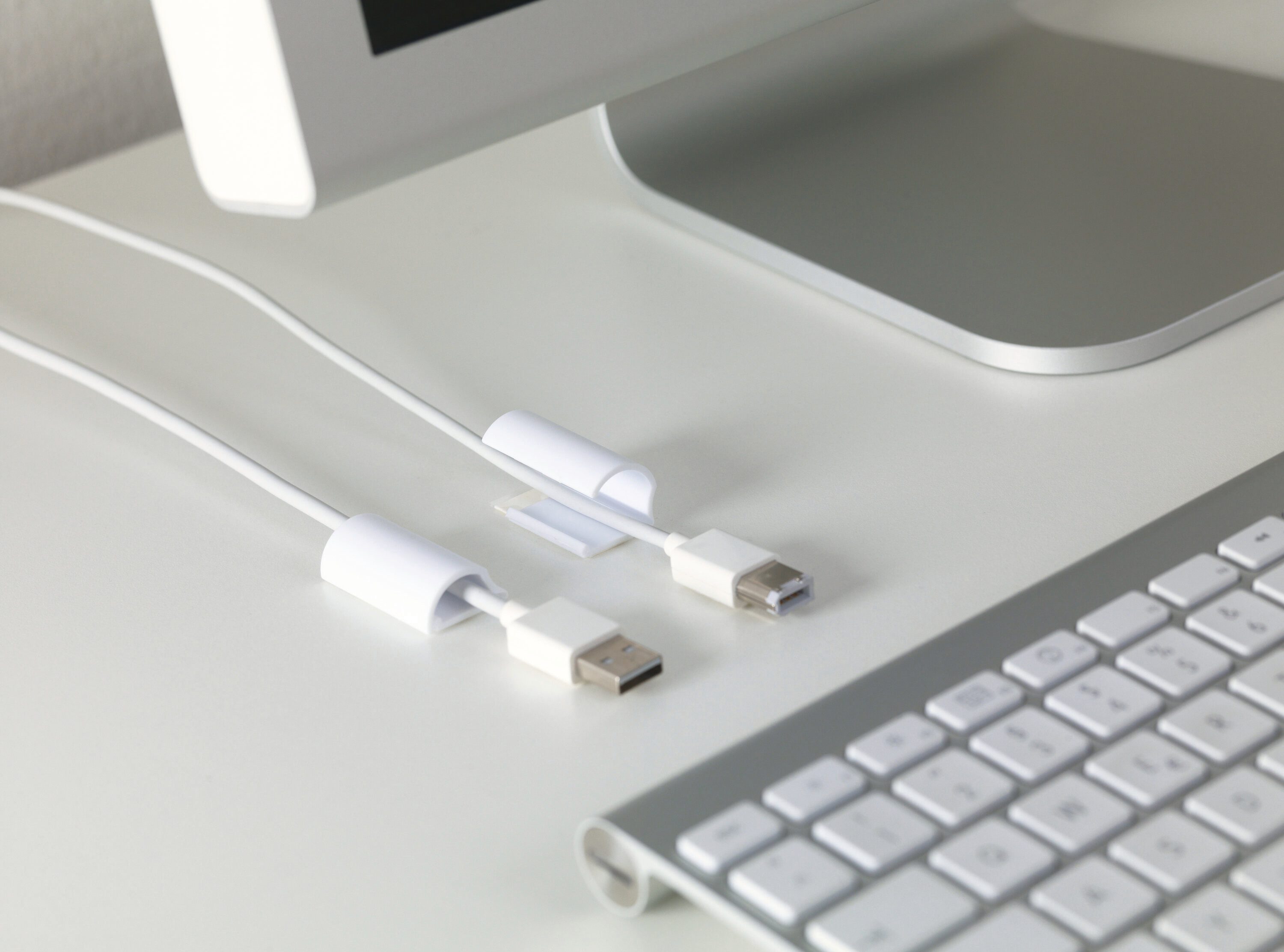 tesa Klebehaken Powerstrips Kabel-Clip, Kabel, (Packung, 3-St., 15 Kabel Clips und 18 Powestrips doppelseitige Klebestreifen), Stripes selbstklebende - Kabelclip klein - kleben statt bohren