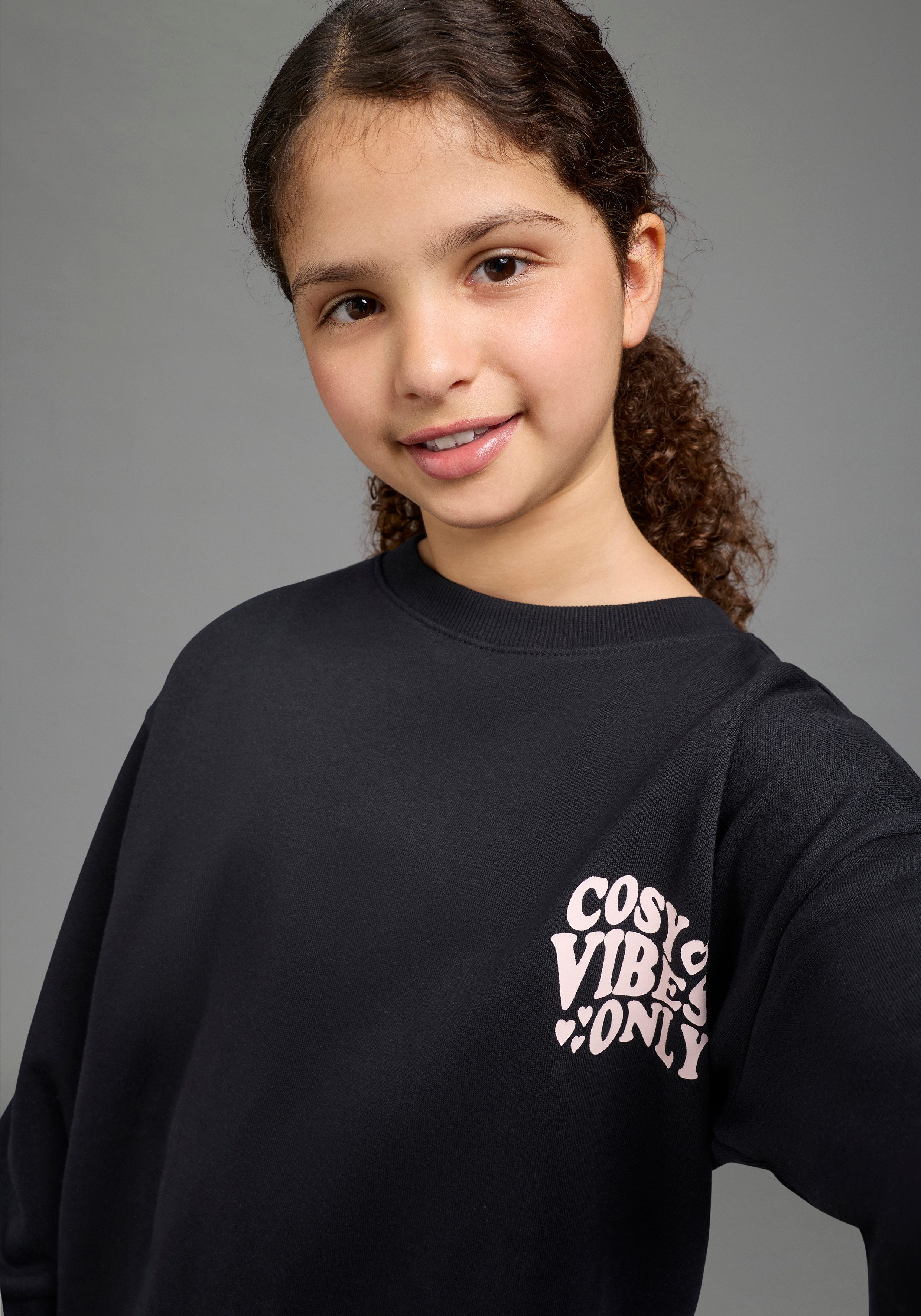 KIDSWORLD Sweatshirt Rückenprint Sweatshirt, in bequemer Form für Mädchen