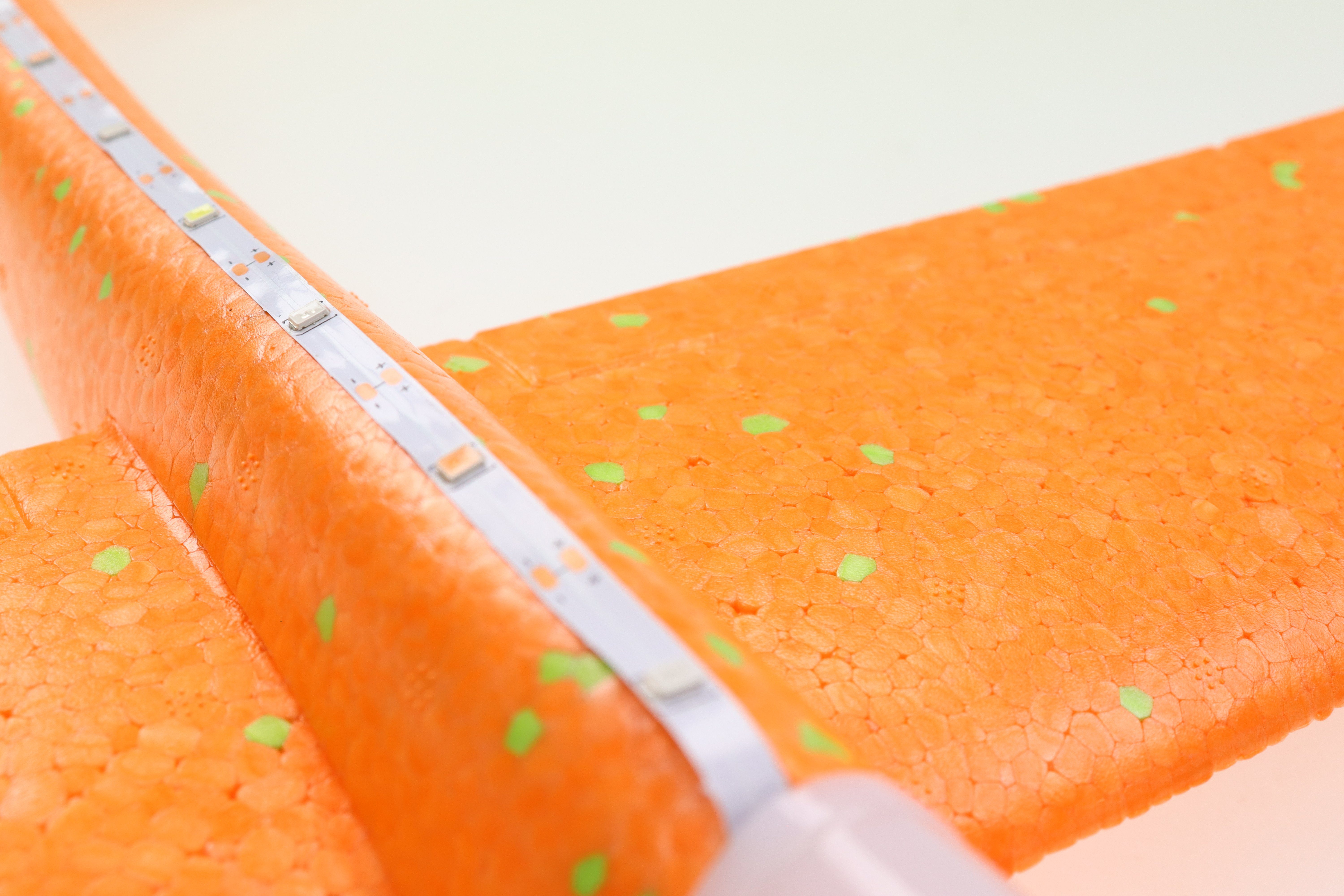 ELLUG Spielzeug-Segelflieger großes XXL Segelflieger aus Styropor mit LED Beleuchtung 49*48*12,5cm