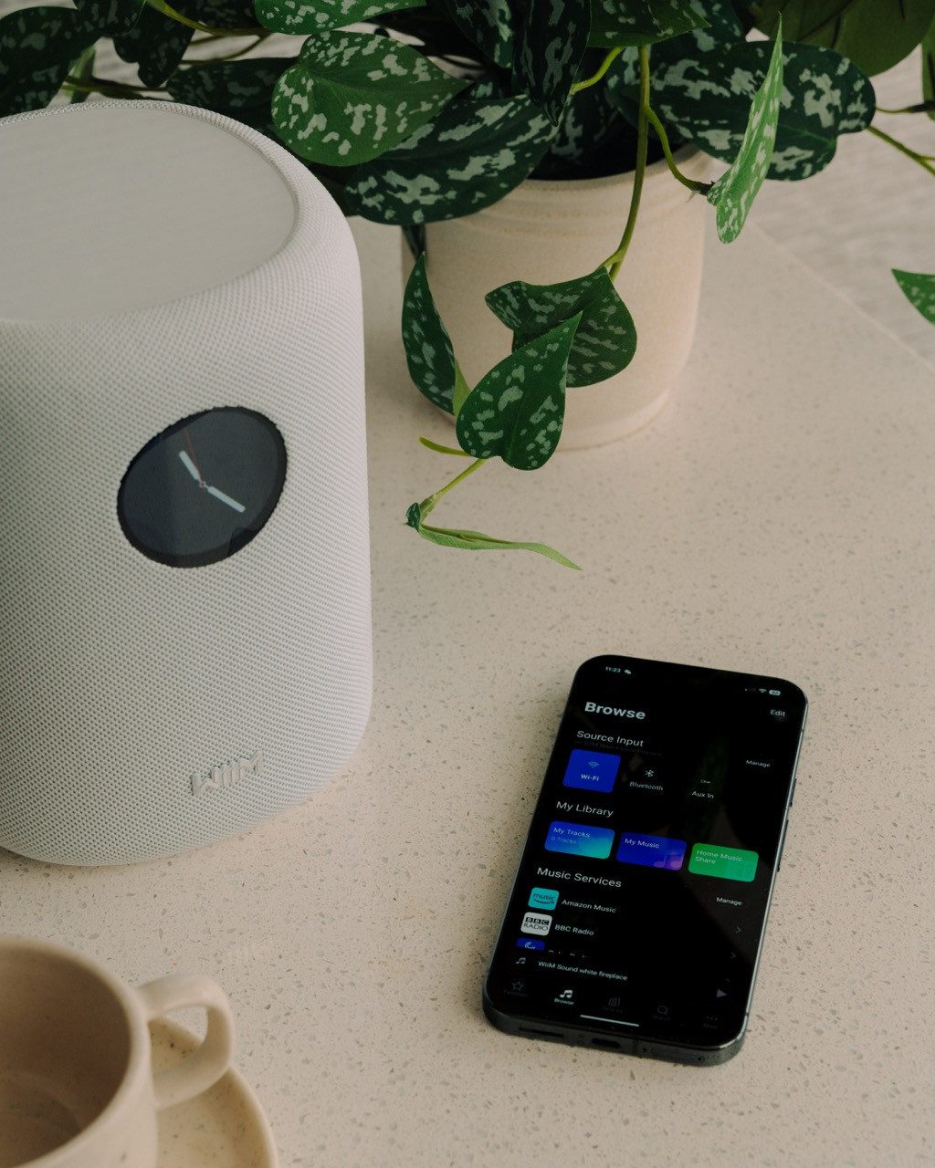 WiiM SOUND Multiroom-Lautsprecher (Wi-Fi 6E (802.11 b/g/n/ax, Tri-Band: 2,4/5/6 GHz), Bluetooth 5.3 (Empfänger & Sender, unterstützt SBC, AAC, LC3), 100 W, Smart Speaker mit 1,8″ Touch-Display)