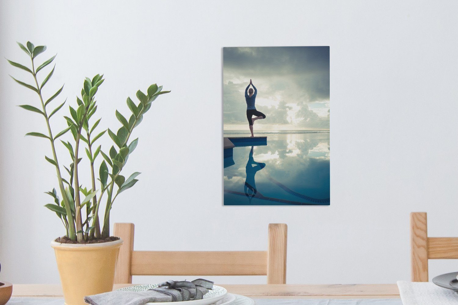 praktiziert 20x30 Eine Leinwandbild fertig Nähe Zackenaufhänger, (1 Yoga Gemälde, der eines cm inkl. OneMillionCanvasses® St), bespannt Leinwandbild in Schwimmbads, Frau