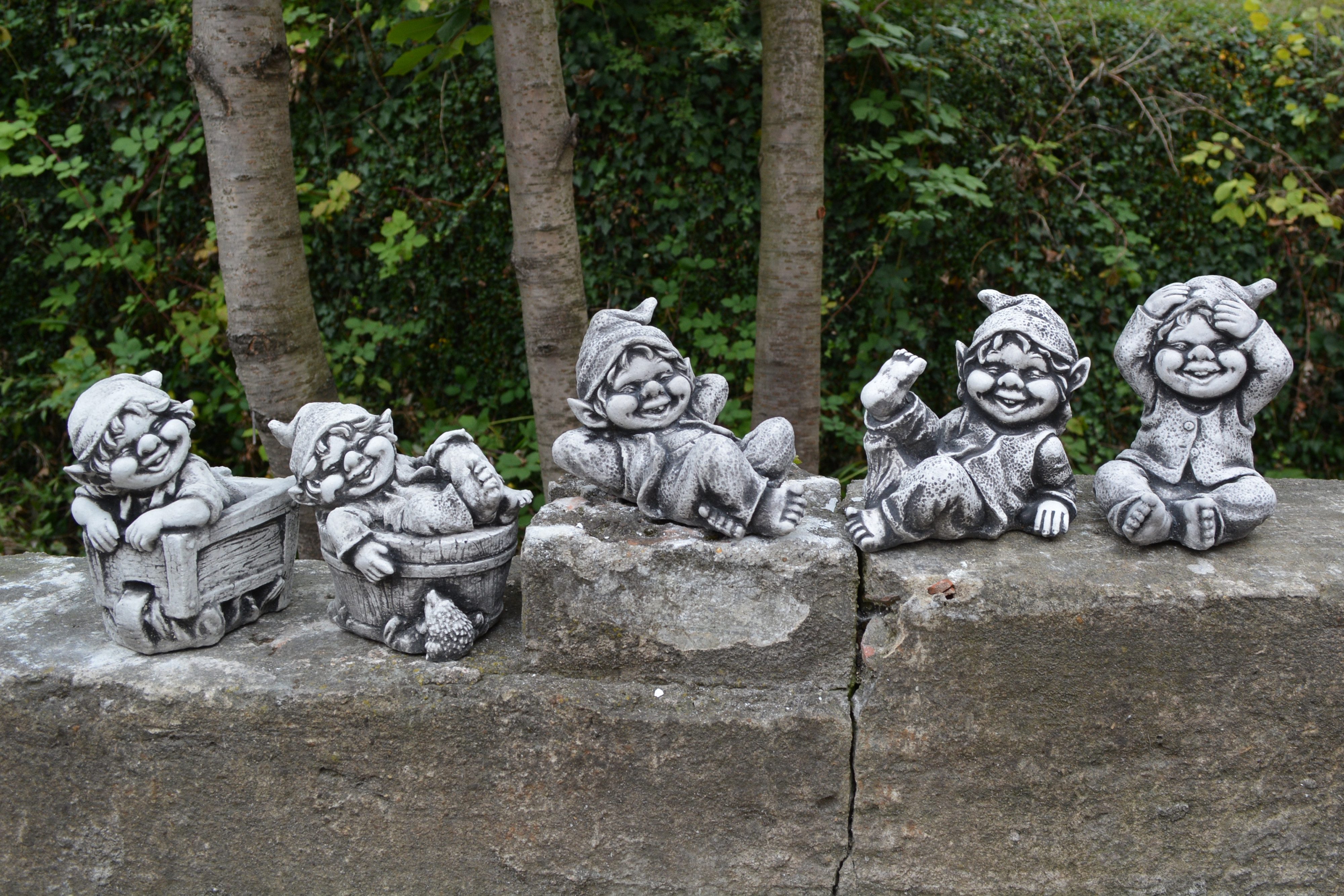 gartendekoparadies.de Gartenfigur 5er Set Gnom Familie, Steinfiguren Wichtel Gnome H. 13-17 cm, 10 kg, (5er-Set), Frostsicher