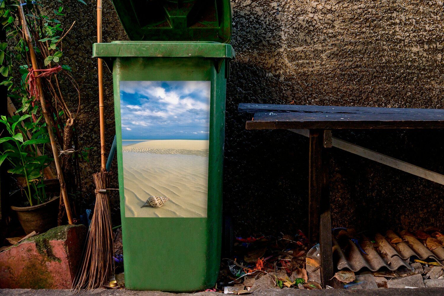MuchoWow Wandsticker einem Lucayan Strand schönen St), Eine an weißen Schnecke Mülltonne, Container, Mülleimer-aufkleber, im (1 gekrönte Sticker, Abfalbehälter