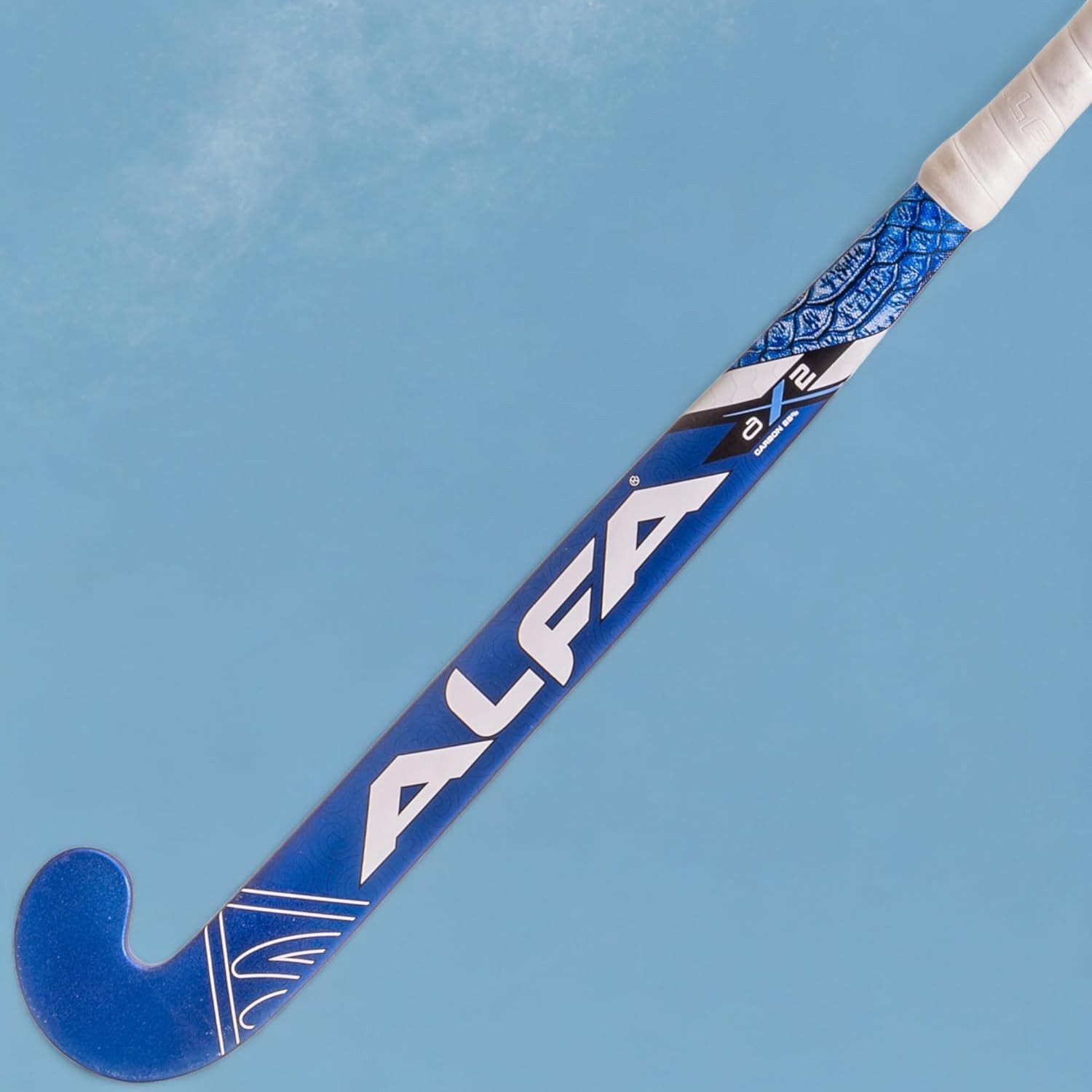 ALFA Eishockeyschläger AX2 Hockeyschläger 36,5" Blau Hybrid Carbon mit Tasche & Ball (Feldhockeyschläger-Set mit Schlägertasche & Hohlball, 36,5", 25 % Carbon, 10 % Kevlar, 65 % Glasfaser, inkl. Zubehör) Low Bow mit Scoop Bend, PU-Griff, Dual Core, Drag Flick optimiert