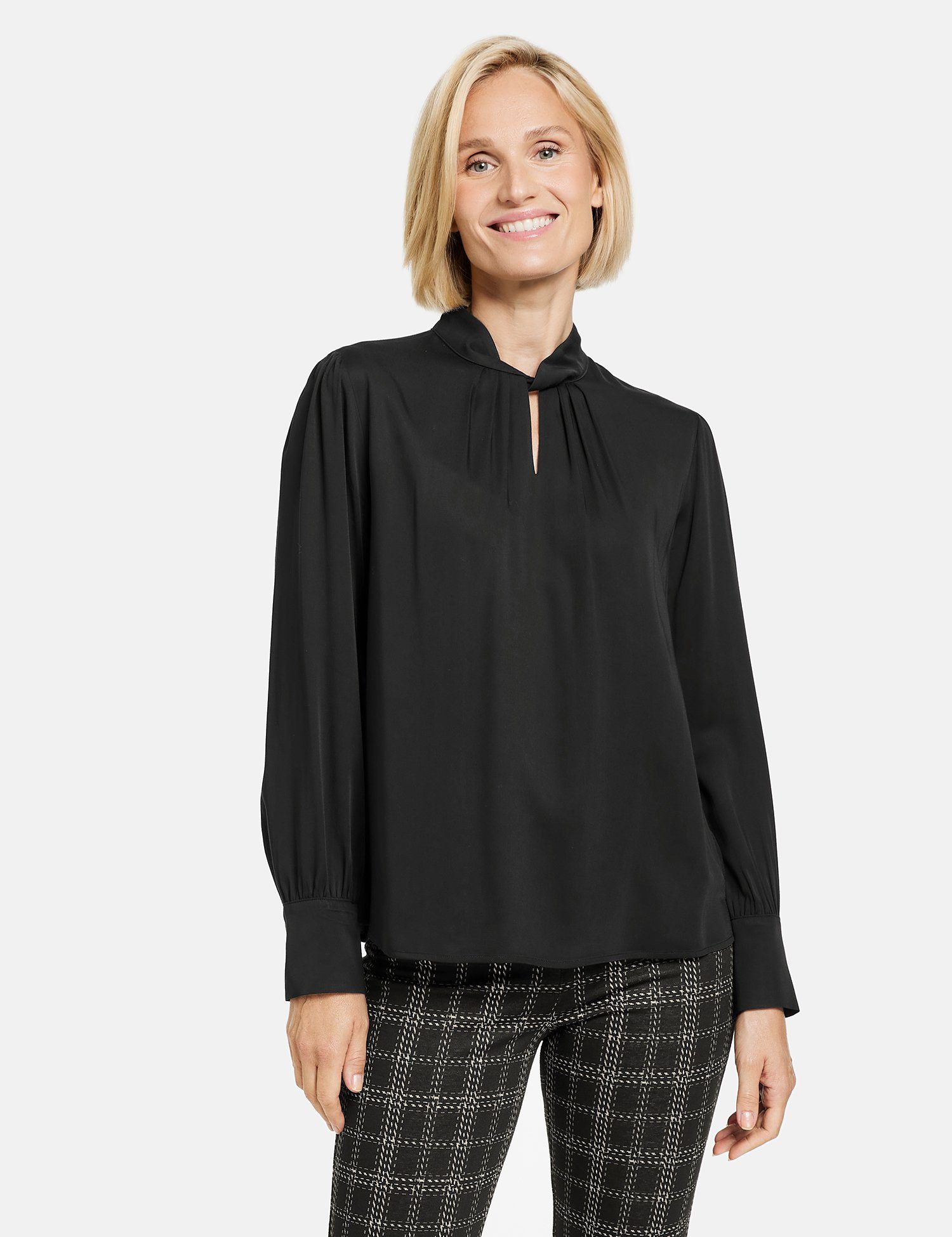 GERRY WEBER Langarmbluse Fließende Bluse Ausschnitt dekorativem mit Schwarz