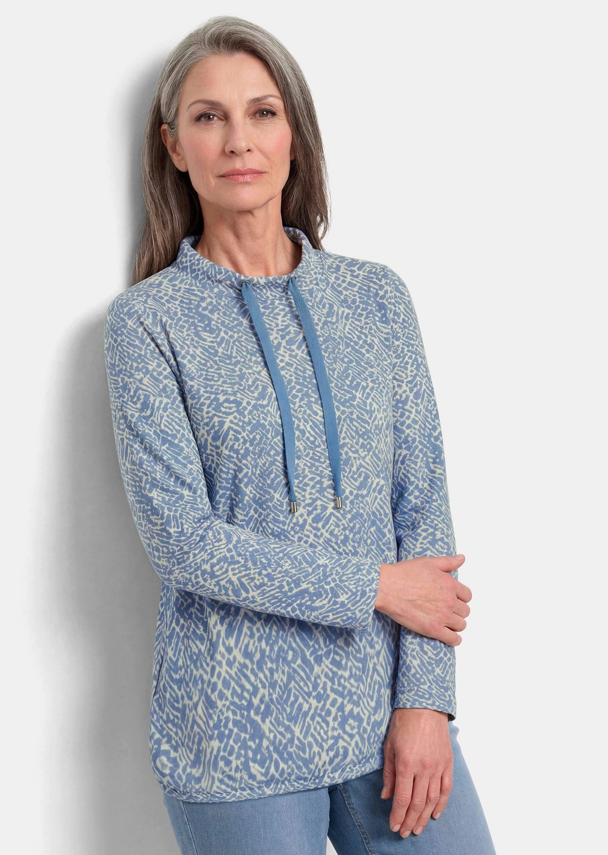 GOLDNER Sweatshirt Kurzgröße: Sweater mit grafischem Druck Flauschiges Sweatshirt mit Stehkragen, Kordelstoppern und Gummizug