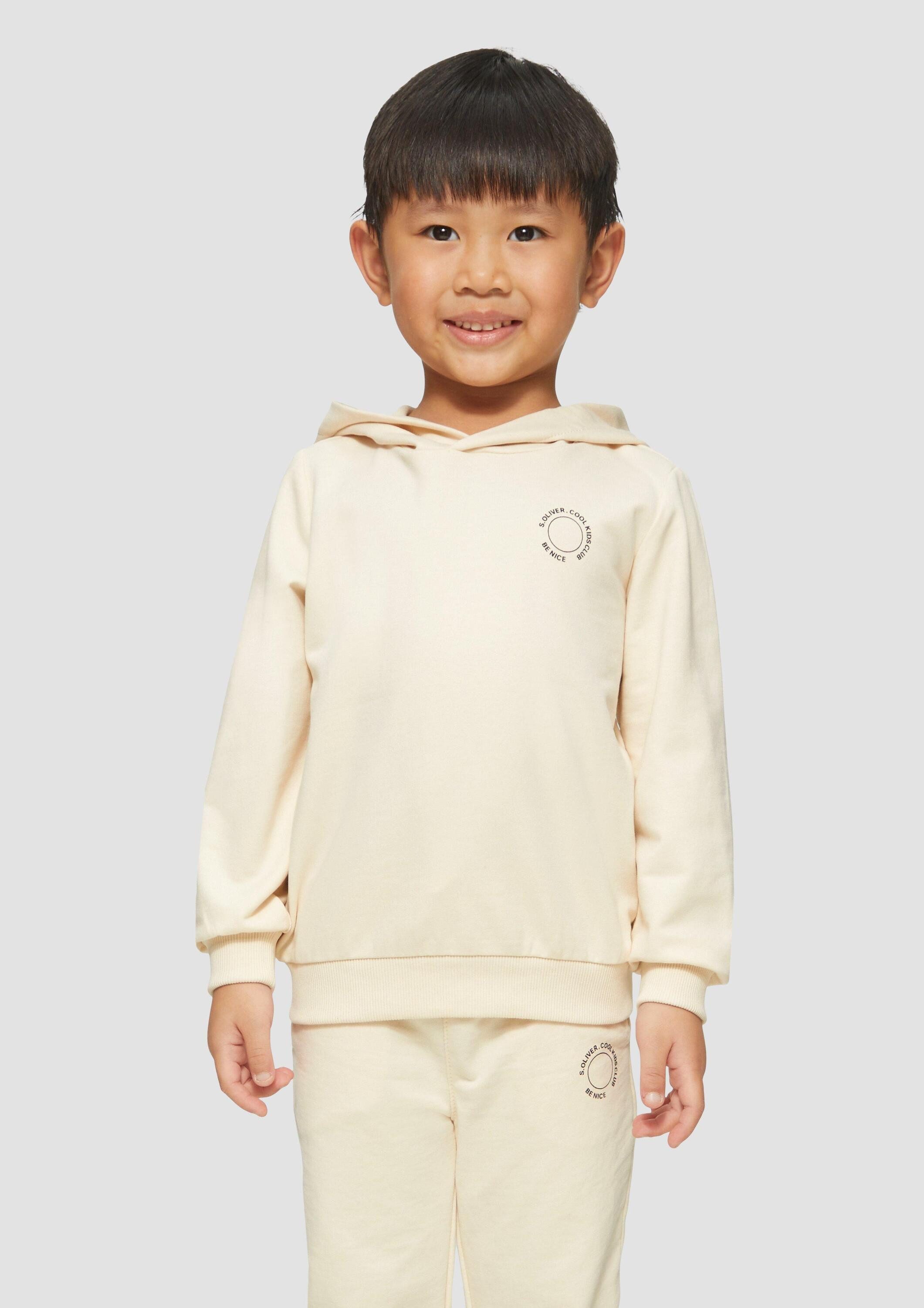 s.Oliver Sweatshirt Sweatshirt Unisex Kapuzen-Sweatshirt mit Rippbündchen und kleinem Print-Detail
