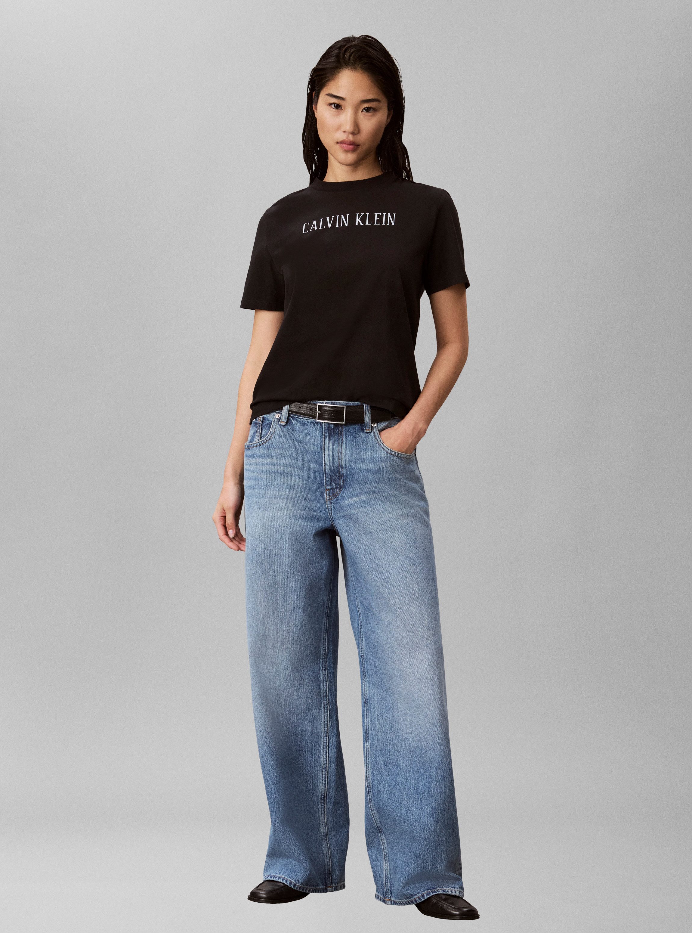 Calvin Klein Jeans T-Shirt Rundhalsausschnitt, Regular Fit, Logoschriftzug – Bild 5 von 5
