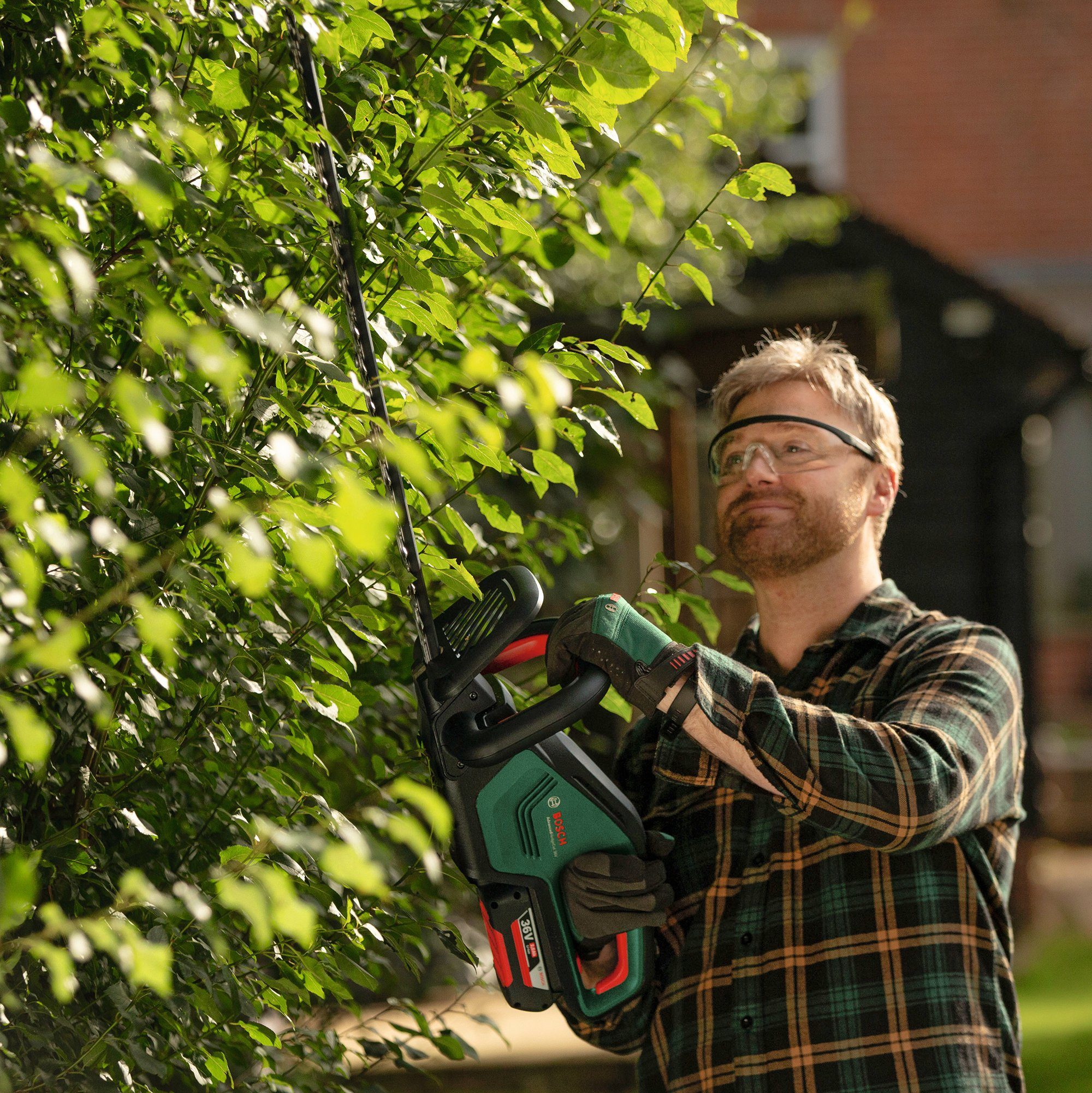 Bosch Home & Garden Akku-Heckenschere AdvancedHedgeCut 36V 65 28, mit Akku 36V/2,0 Ah und Ladegerät – Bild 4 von 5