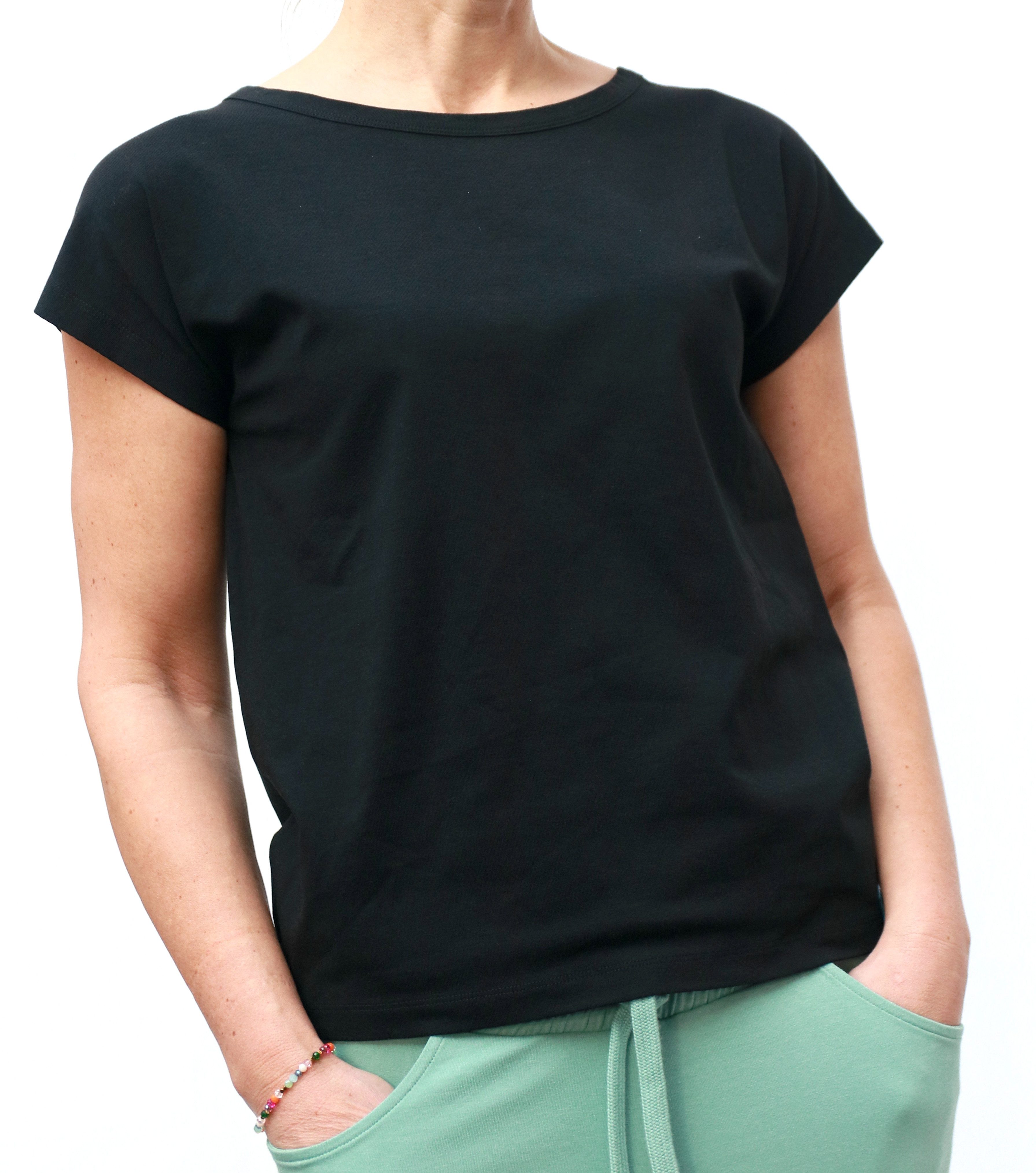 ESPARTO Yogatop T-Shirt Chaay für Yoga und Pilates Das Rückenteil ist etwas länger mit gerundetem Saum.