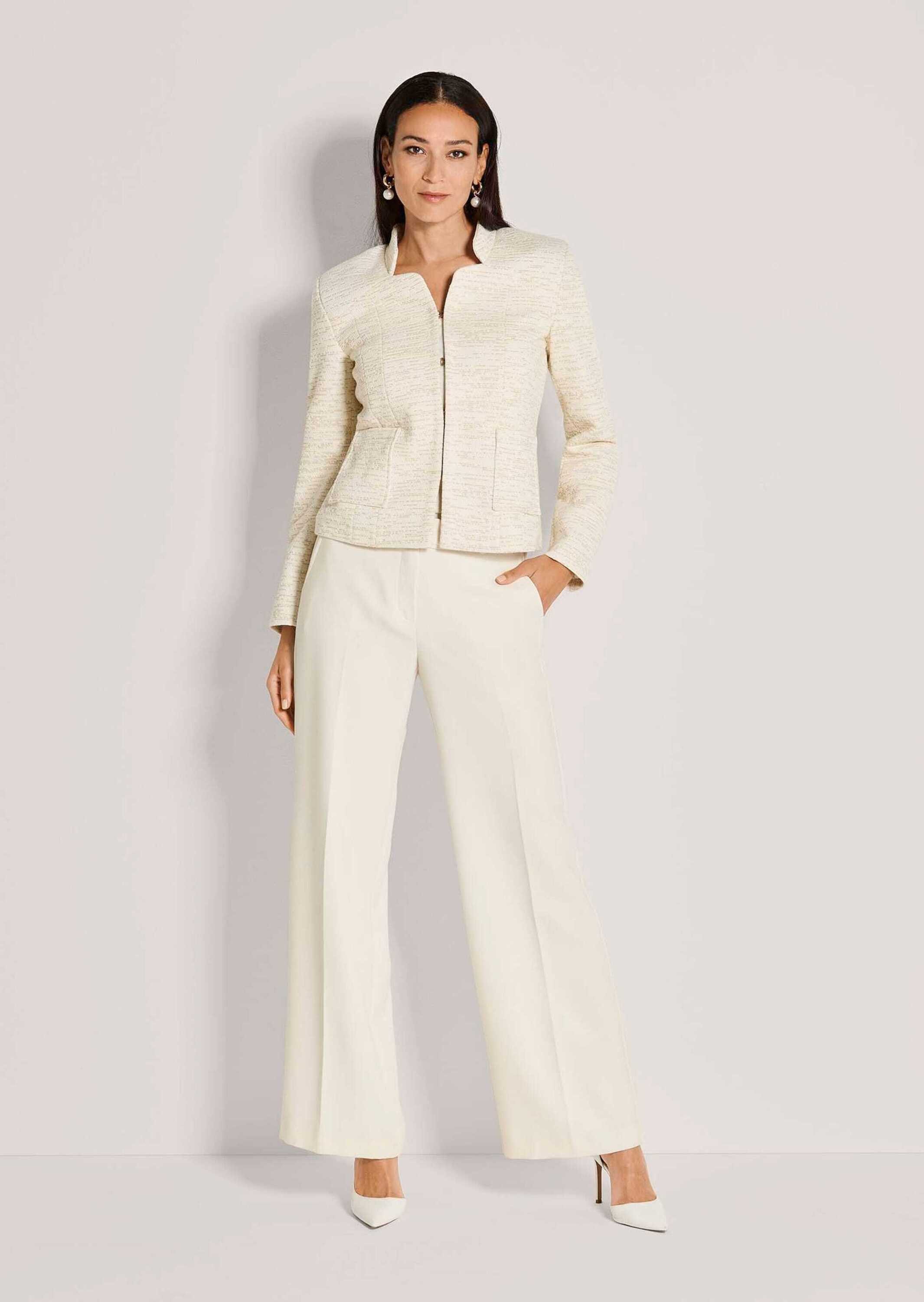 MADELEINE Kurzblazer Jacquard-Blazer mit Stehkragen Hakenverschluss, aufgesetzte Taschen & puristisches Design