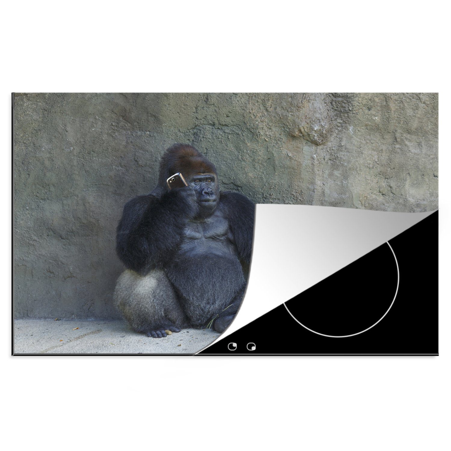 MuchoWow Herdblende-/Abdeckplatte Ein riesiger Gorilla lehnt an einer Steinmauer, Vinyl, (1 tlg), 81x52 cm, Induktionskochfeld Schutz für die küche, Ceranfeldabdeckung