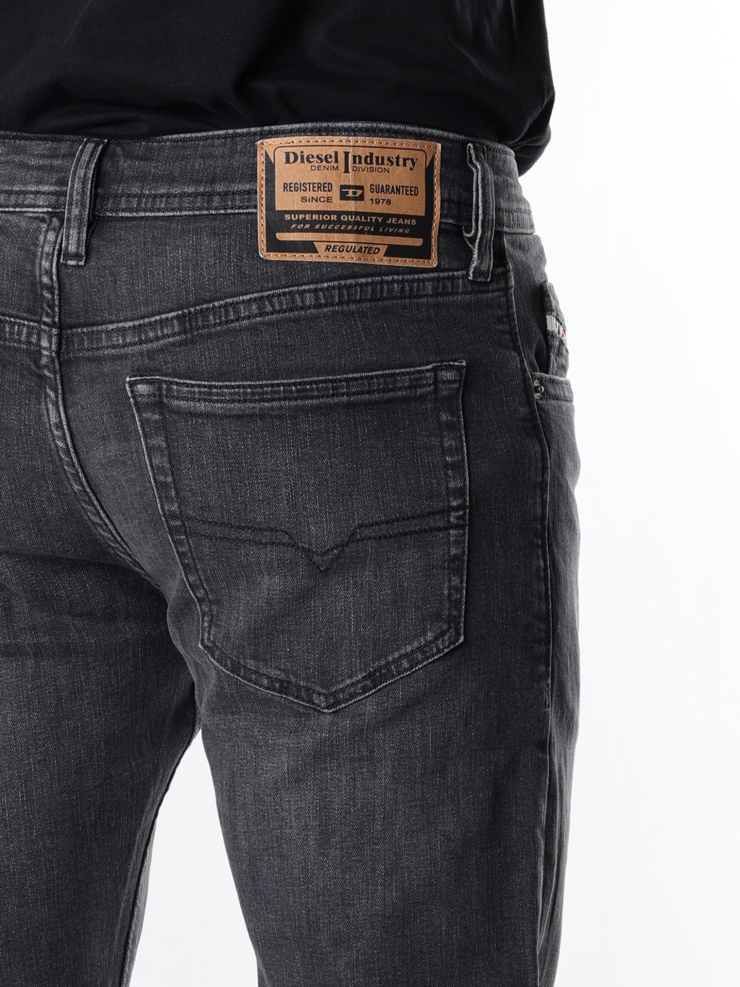Diesel Tapered-fit-Jeans Regular Fit, niedrige Leibhöhe - BUSTER-X - Länge:32 Leichter Denim, mittlerer bis hoher Stretch – Bild 4 von 4