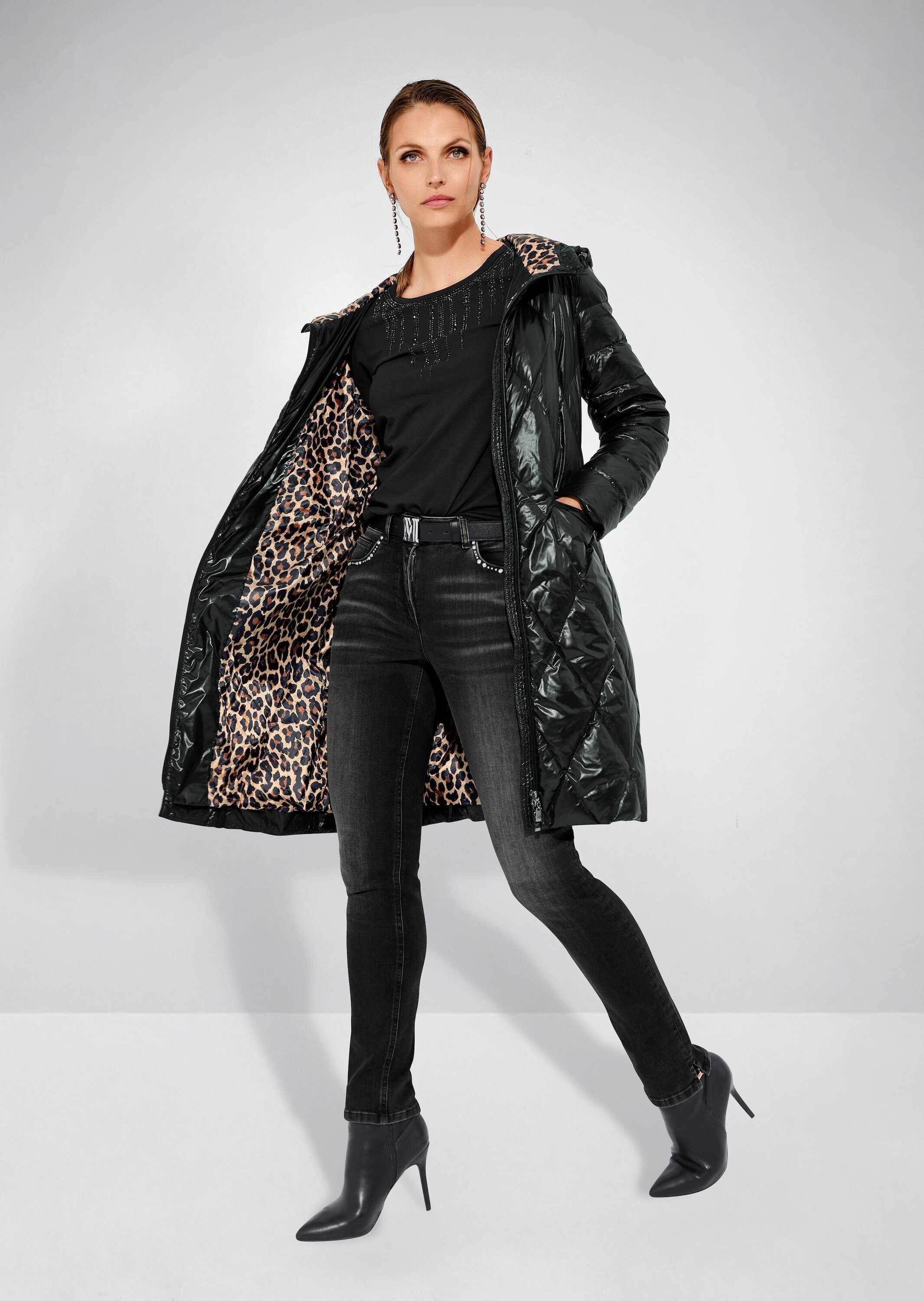 MADELEINE Steppjacke Elegante Winterjacke mit Rauten-Stepp Jacke mit Stehkragen, Kapuze und langen Ärmeln