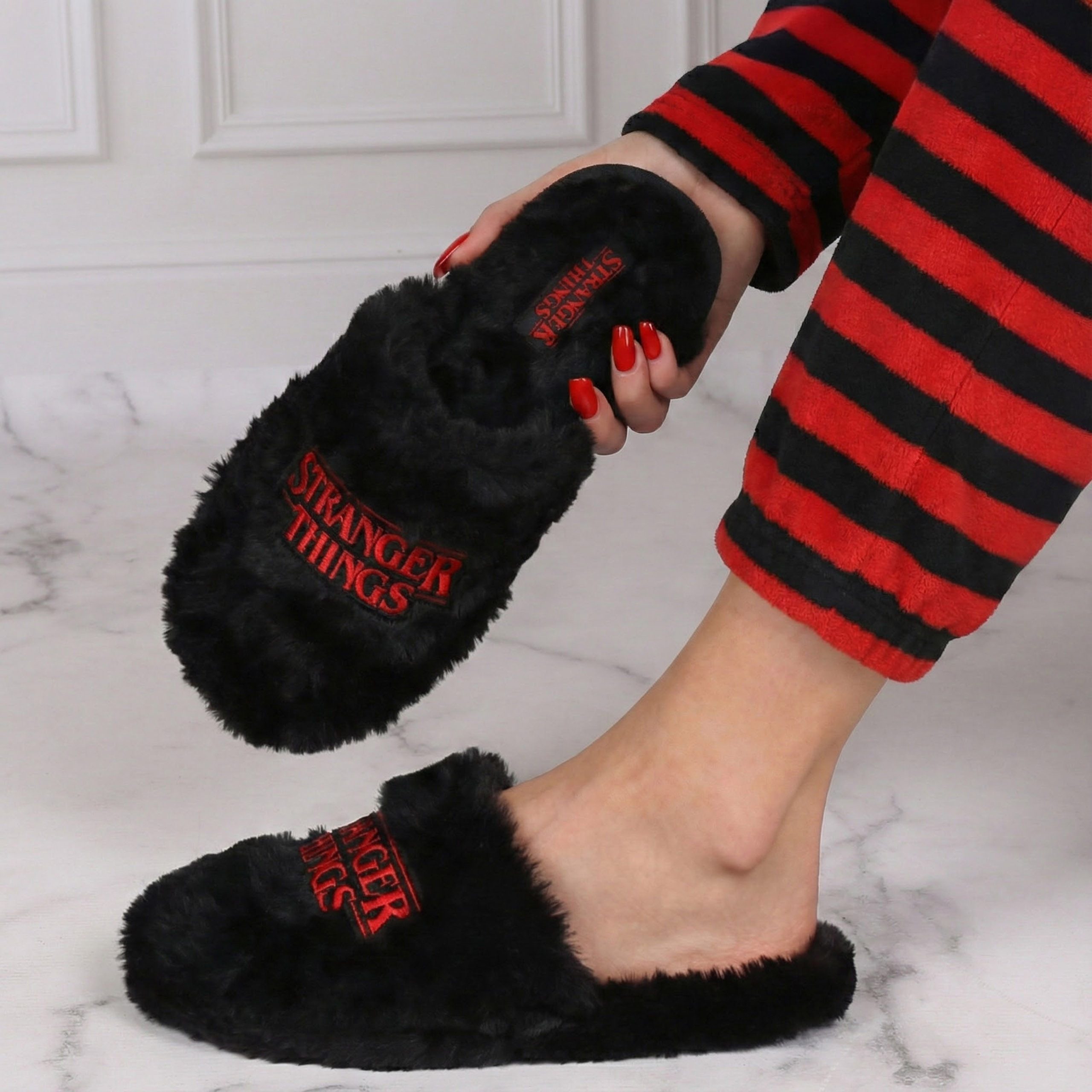 Stranger things Stranger Things Damen-Hausschuhe – rutschfest, warm, weich, Geschenk Plüsch Hausschuhe