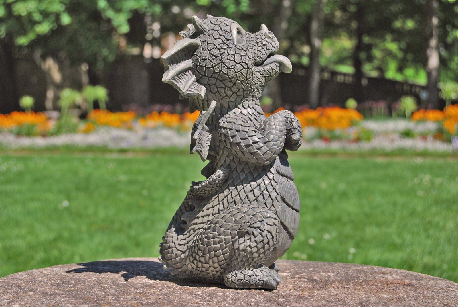 MystiCalls Gartenfigur Dekofigur, bettelnd (Einzelartikel, St), - 1 nicht wetterfest, Für Gartendrache Draußen, frostfest Drinnen Modell - und