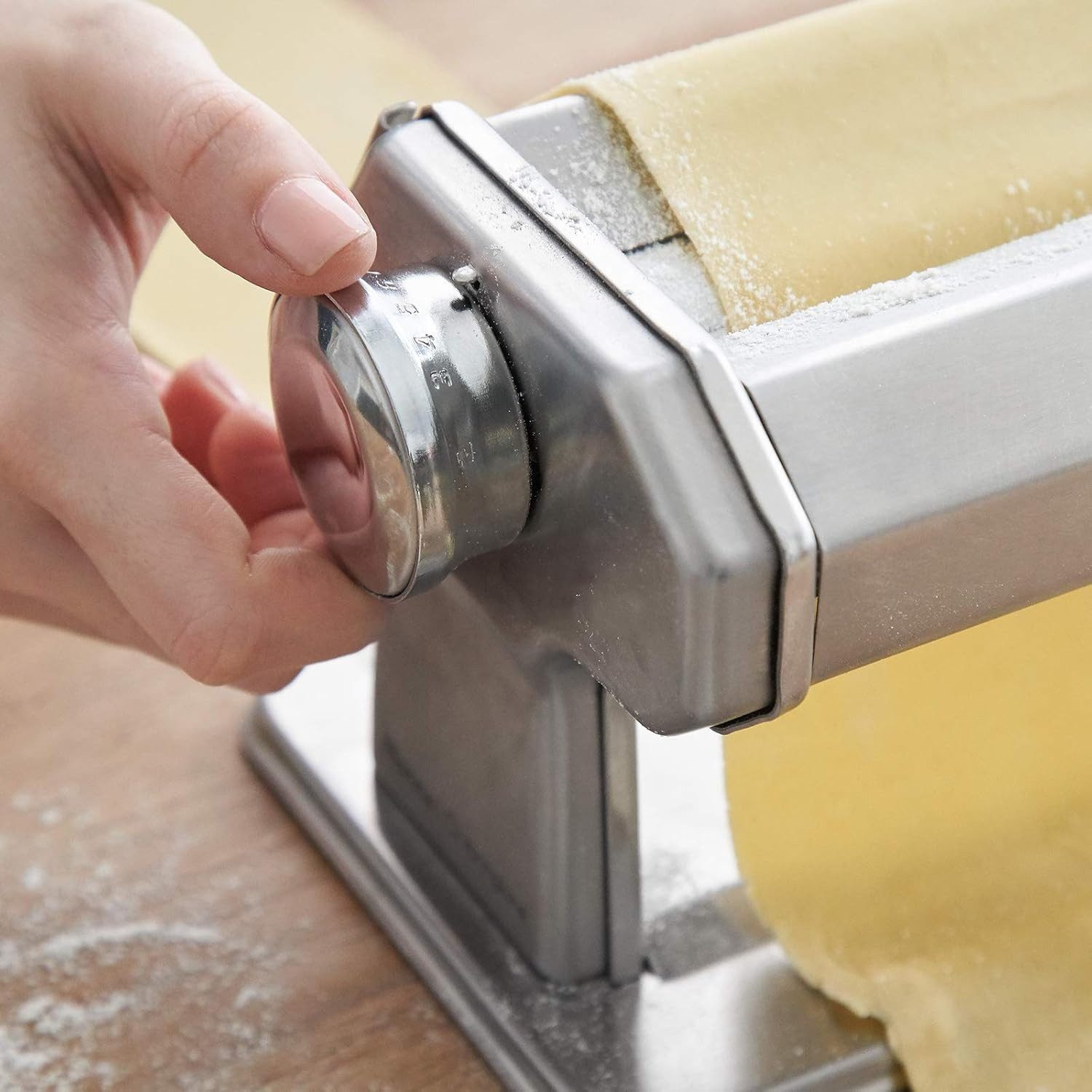 Springlane Nudelmaschine - Manuelle Nudelmaschine aus Edelstahl - Pastamaker inkl. Rezeptbuch, Nudeltrockner & 3 Schneideaufsätze, 9 Teigdicke-Stufen