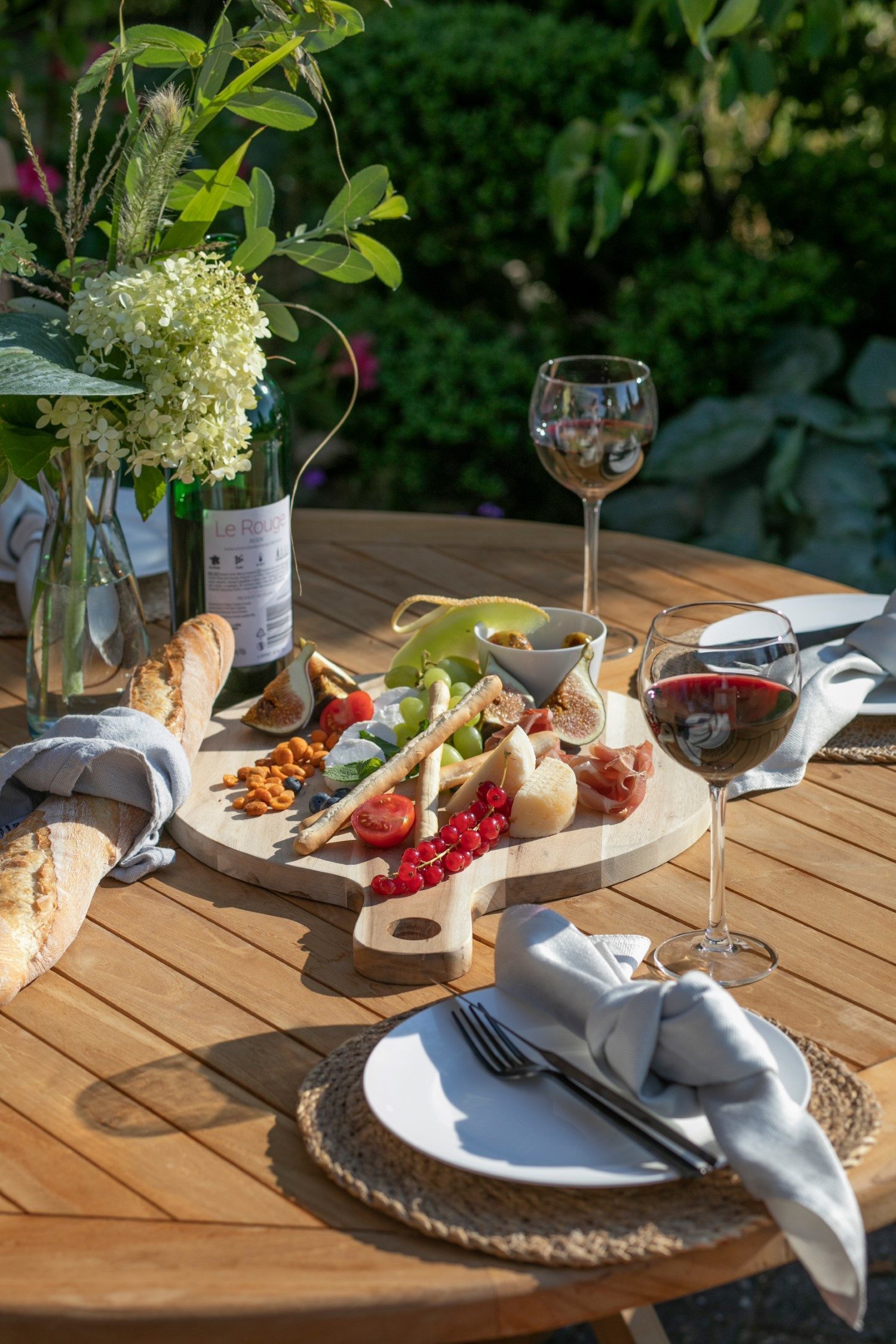 deVries Gartentisch deVries Teakholz-Gartentisch Woodie - ø 120 cm, massives Teakholz - rustikaler Charakter