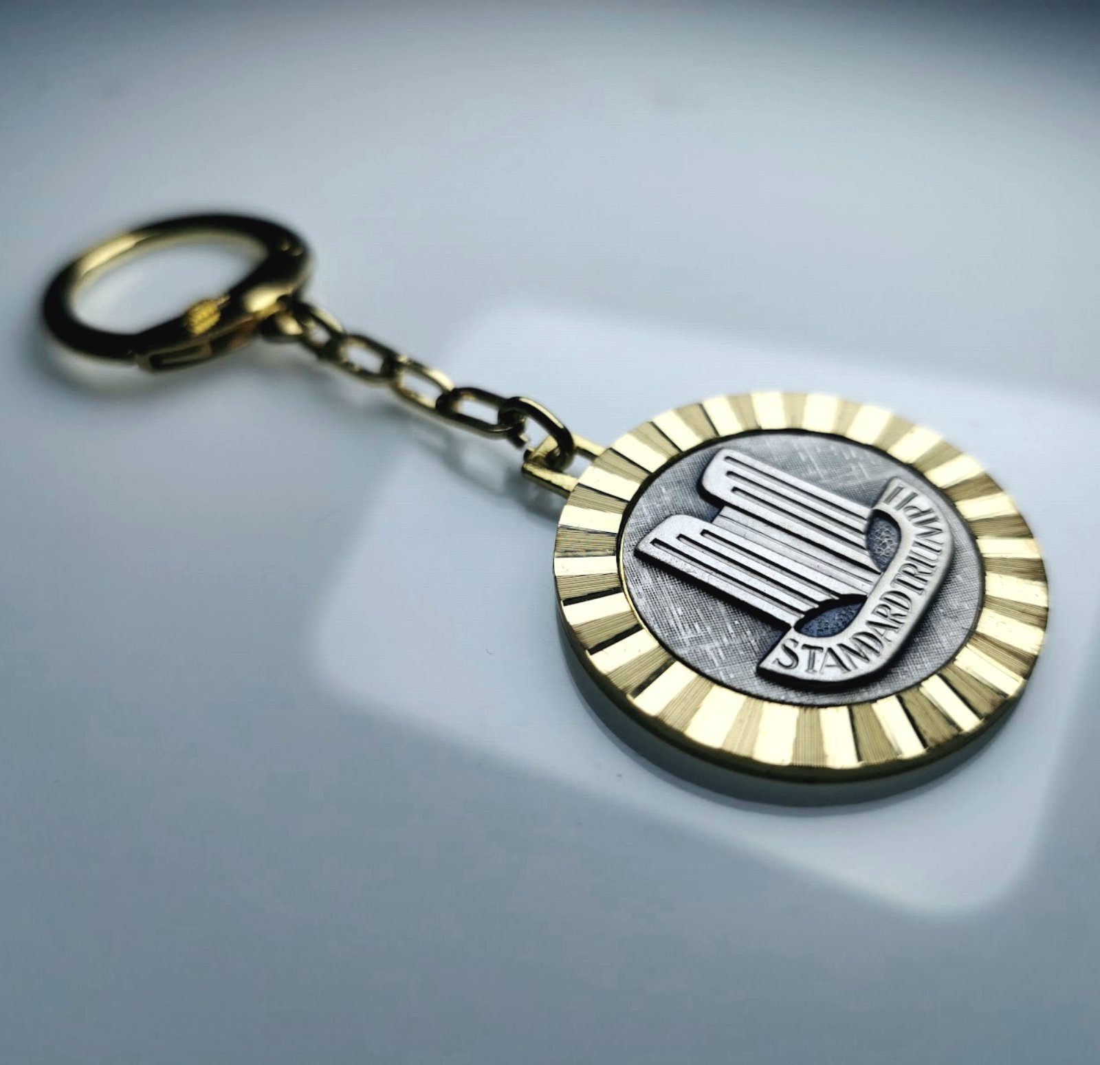 Diamantschliff STANDARD Schlüsselanhänger Metall HR TRIUMPH Autocomfort Schlüsselanhänger 1958 orig. Anhänger