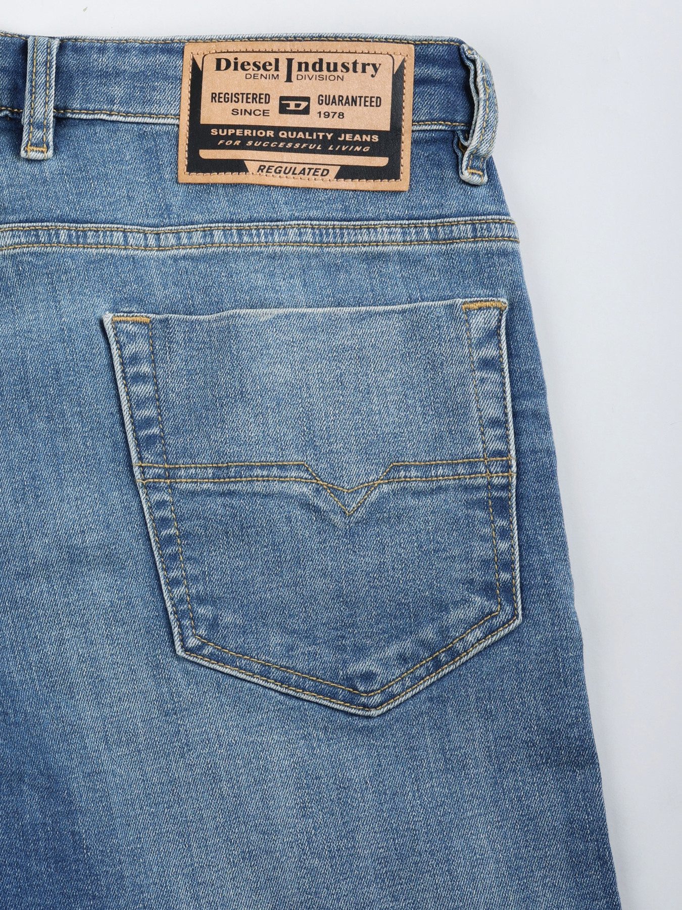 Diesel Straight-Jeans niedrige Leibhöhe - SAFADO X Leichter Denim, hoher Stretch – Bild 5 von 5