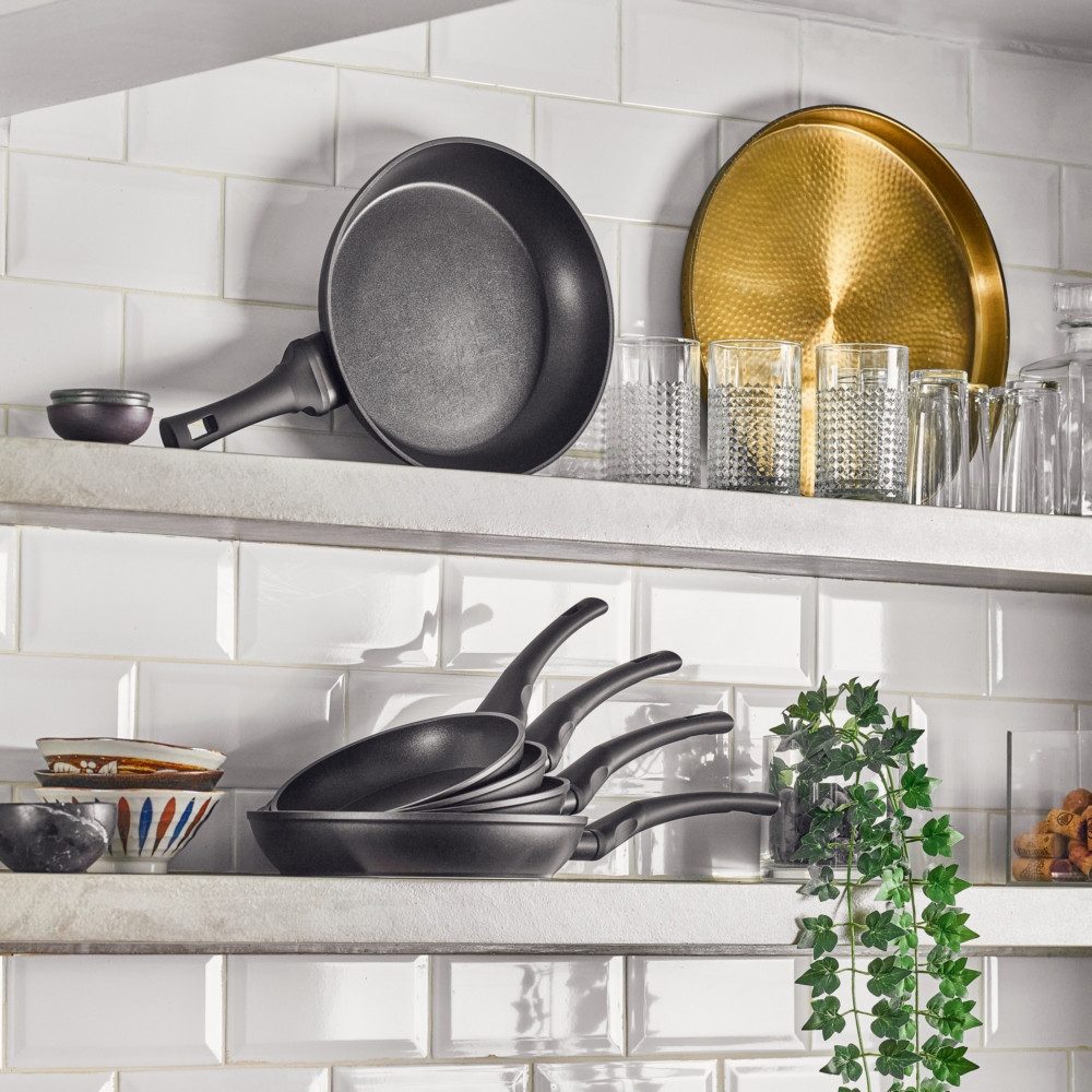 RESTO Kitchenware Bratpfanne Sagitta, Pfanne antihaftbeschichtet - non stick frying pan, Aluminium (1-tlg), mit einem ergonomischen, weichen Griff mit Hängeschlaufe