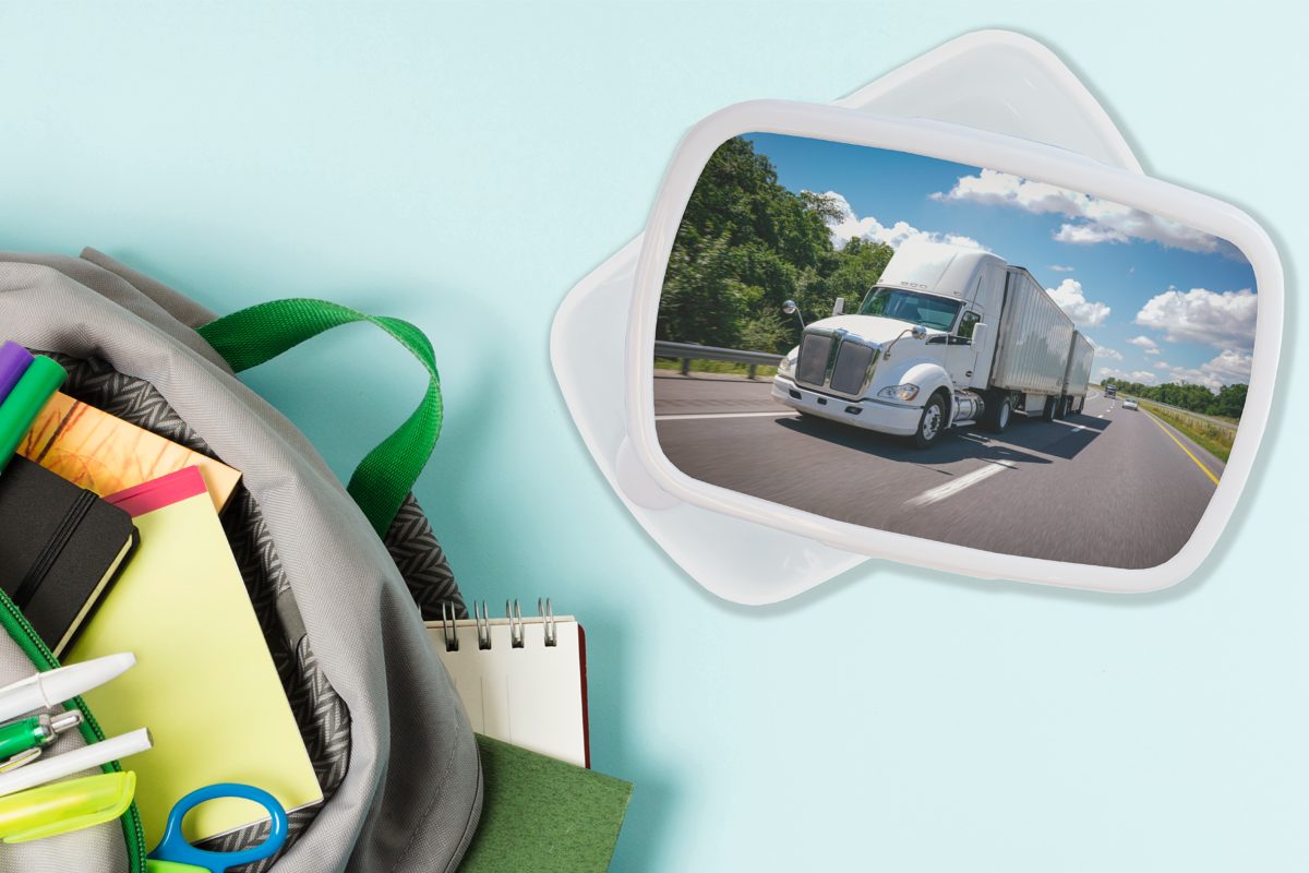 MuchoWow Lunchbox Weißer Lastkraftwagen auf Kunststoff, einer Mädchen und Autobahn, für Erwachsene, Kinder und für (2-tlg), Brotbox Brotdose, Jungs