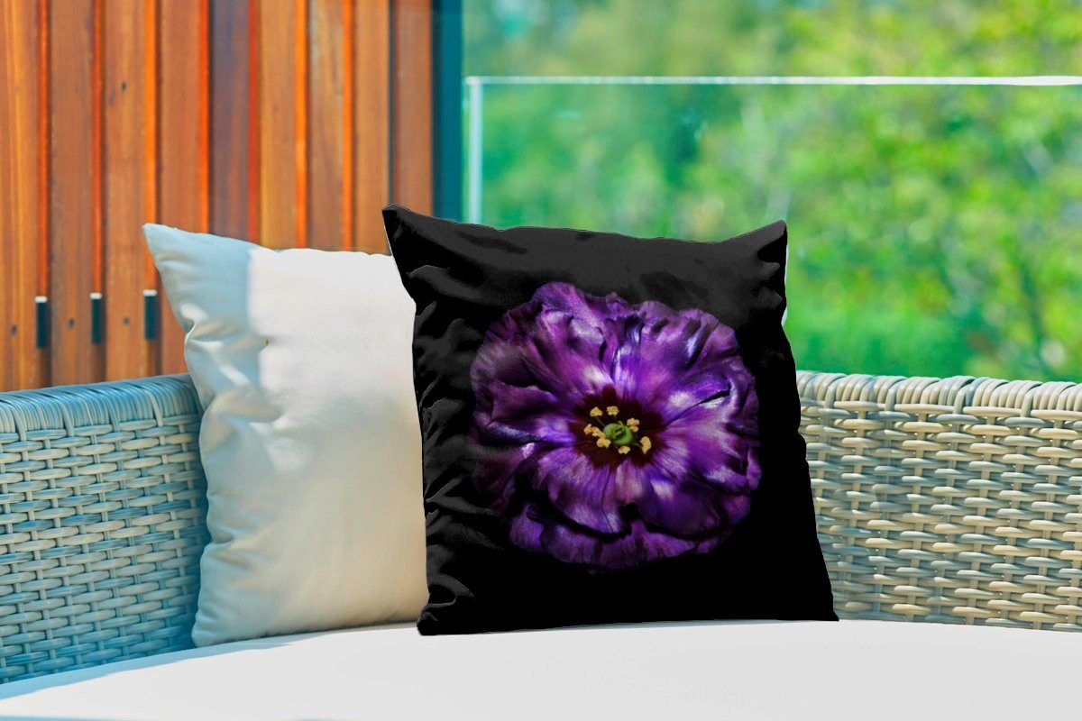 Dekokissen Blume abgebildet, Hintergrund Kissenhülle, Outdoor Kissenbezüge, Eine vor schwarzem MuchoWow violette Dekokissenbezug, Dekokissen,