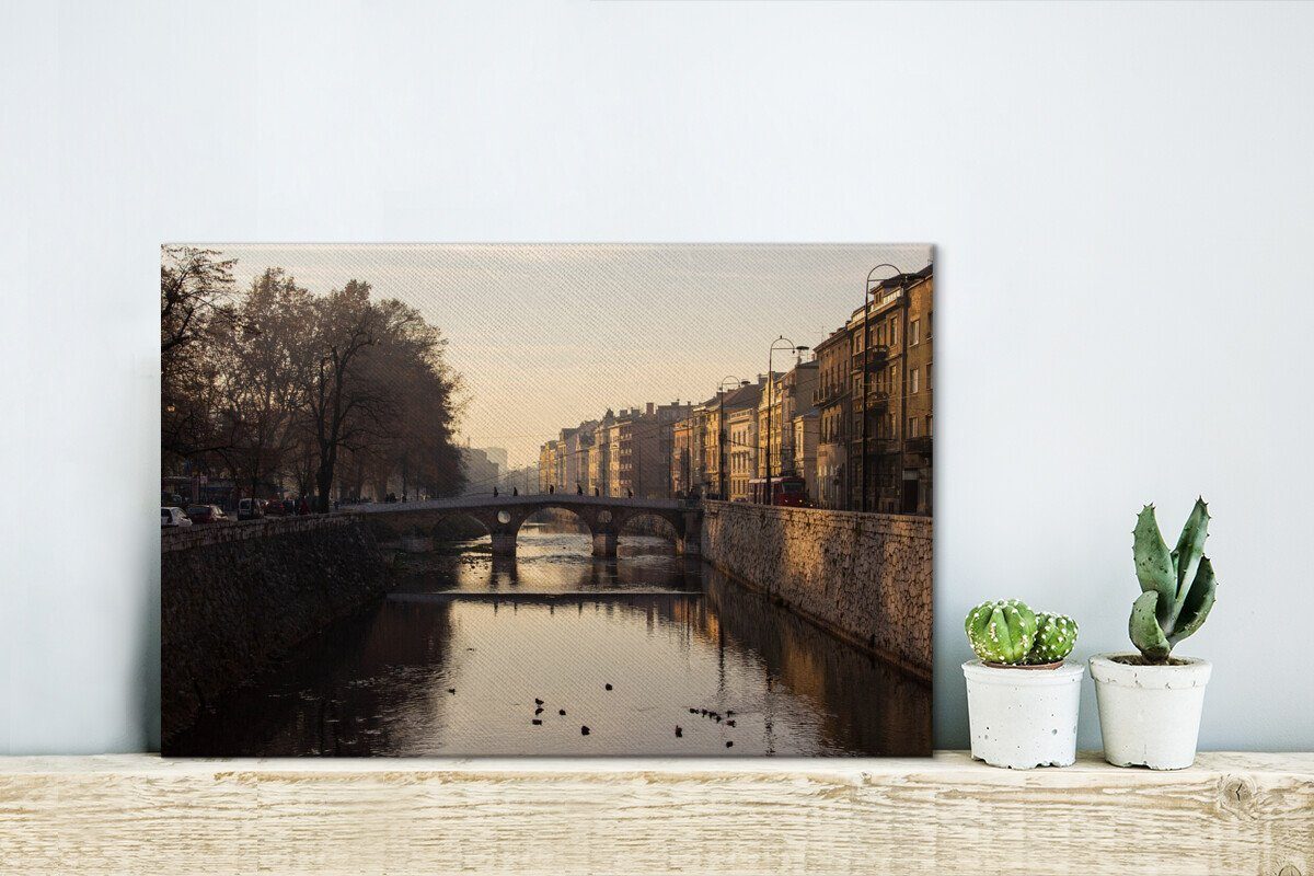 Wanddeko, (1 über Bosnien, OneMillionCanvasses® Leinwandbilder, St), in Sarajevo Aufhängefertig, 30x20 Leinwandbild Wandbild Miljacka Die die cm Brücke