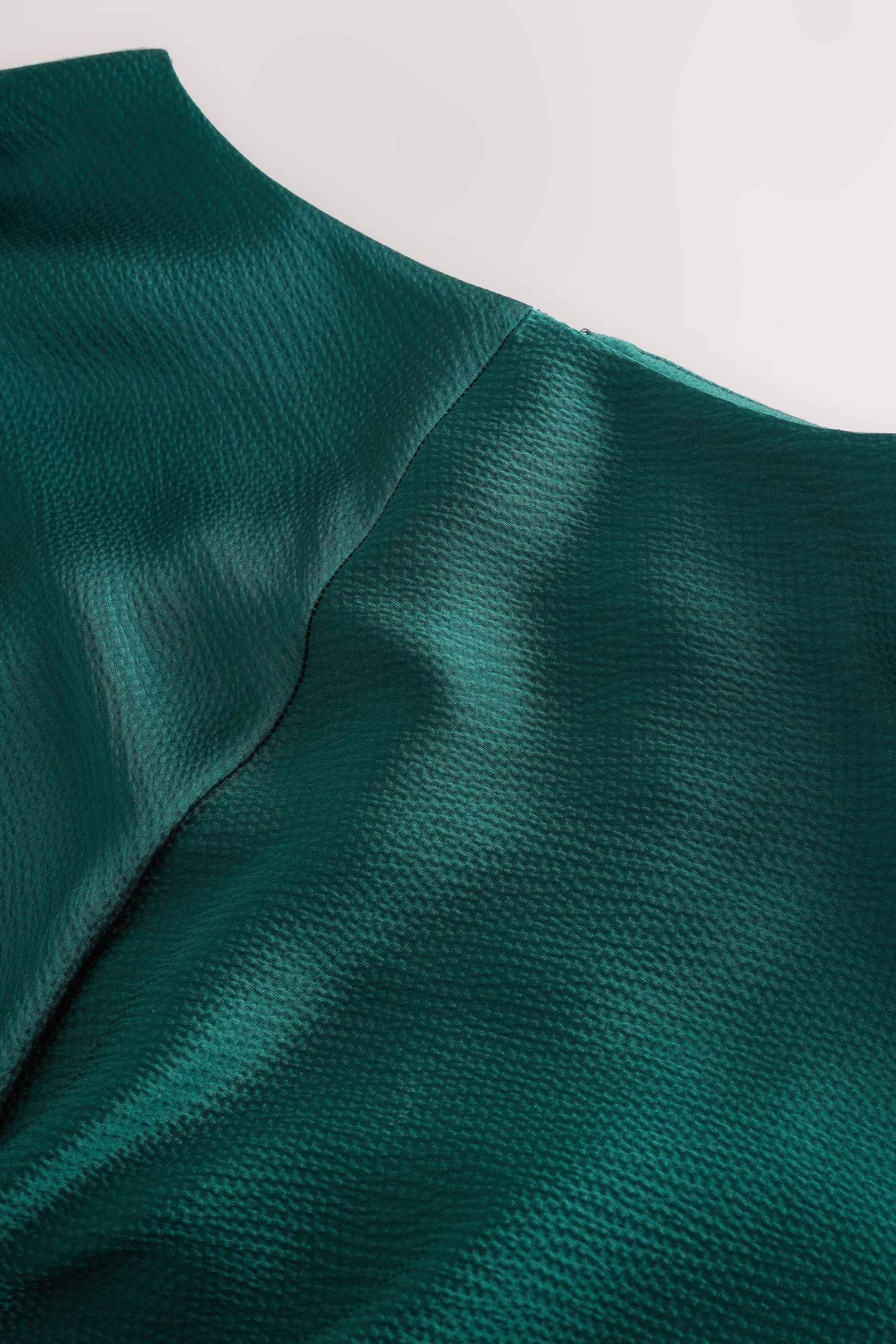 Next Maxikleid Satin-Maxikleid mit langen Ärmeln und Drehdetail (1-tlg)