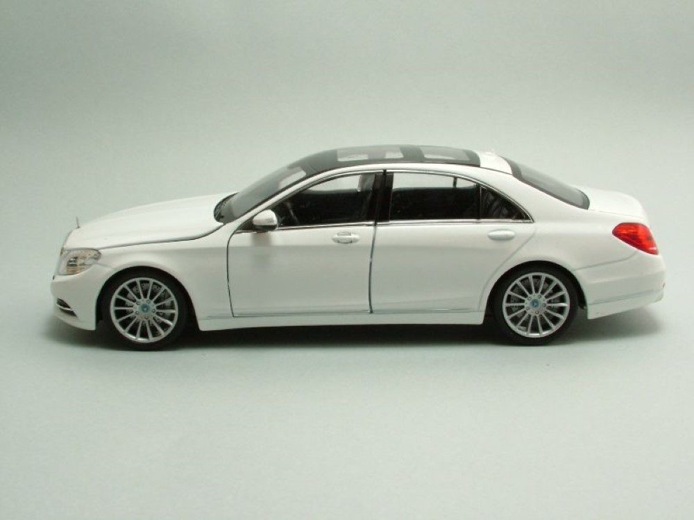 Welly Modellauto Mercedes S-Klasse W222 2013 weiß, Maßstab 1:24