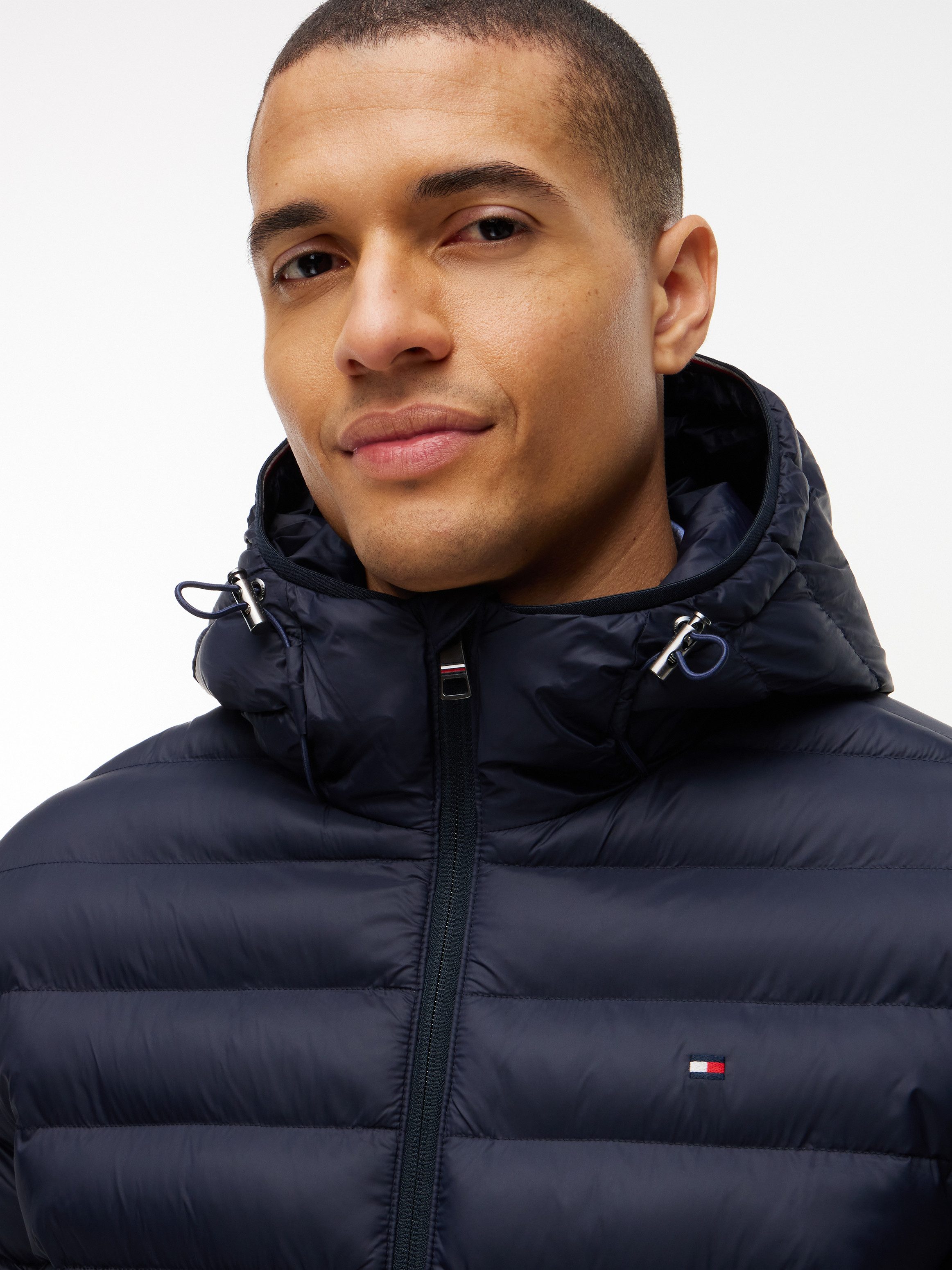 Tommy Hilfiger Steppjacke PACKABLE RECYCLED HOODED sportive Kapuze mit Global Stripe – Bild 2 von 5