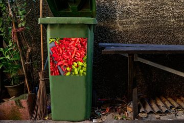 MuchoWow Wandsticker Ein schöner Kontrast zwischen dem grünen Gemüse und dem roten (1 St), Mülleimer-aufkleber, Mülltonne, Sticker, Container, Abfalbehälter