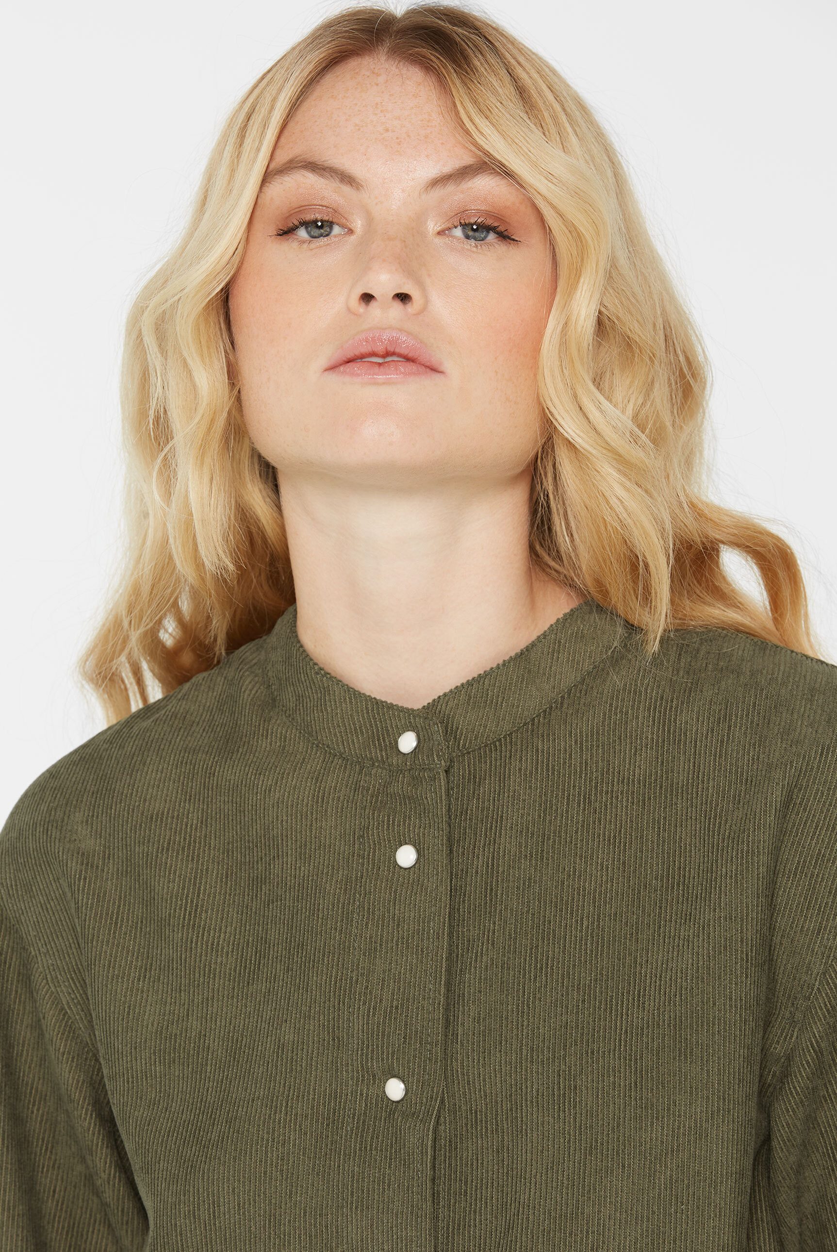SENSES.THE LABEL Kurzarmbluse aus Feincord – Bild 5 von 5