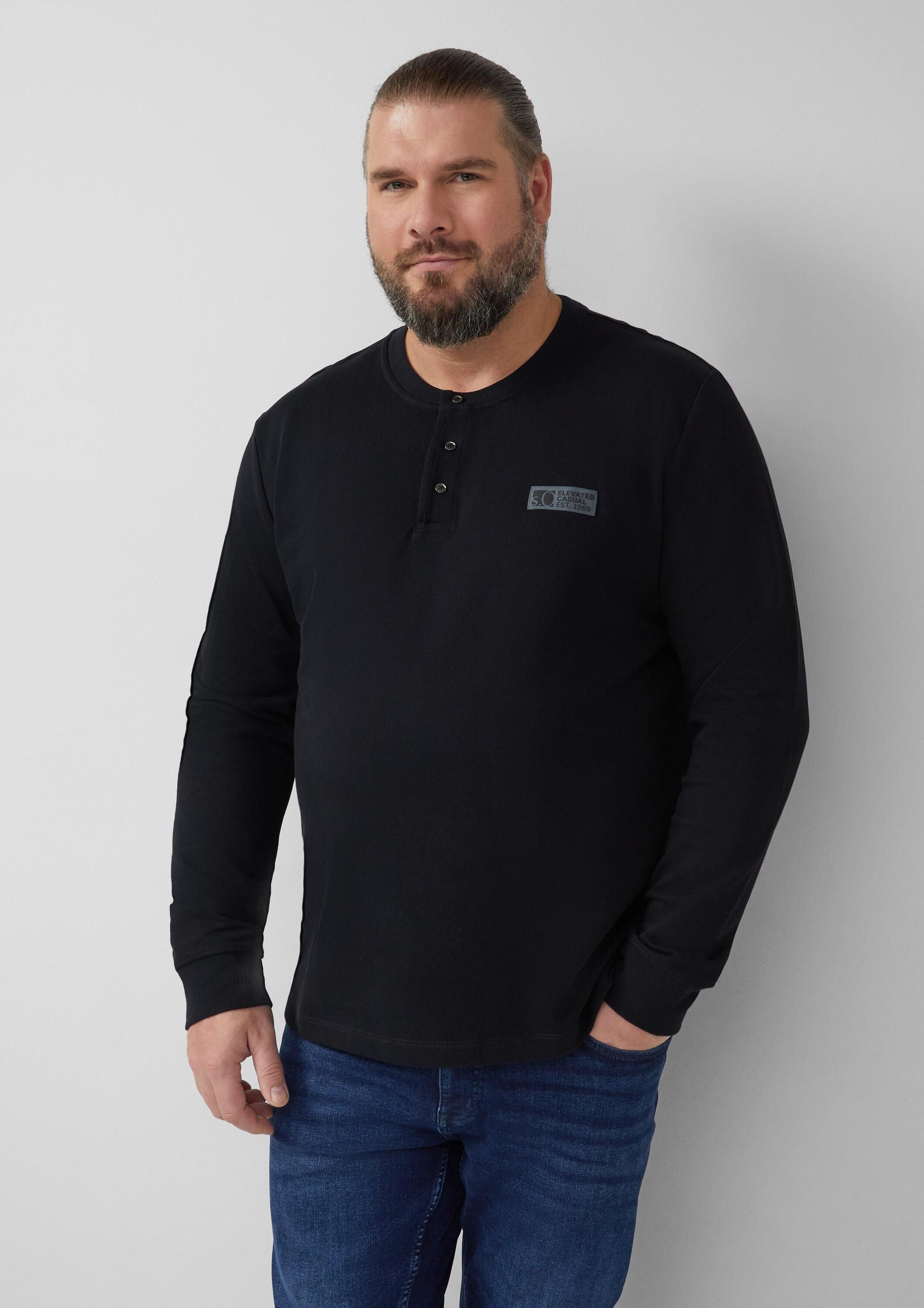 s.Oliver Langarmshirt T-Shirt Geripptes Henley-Shirt mit Label-Patch