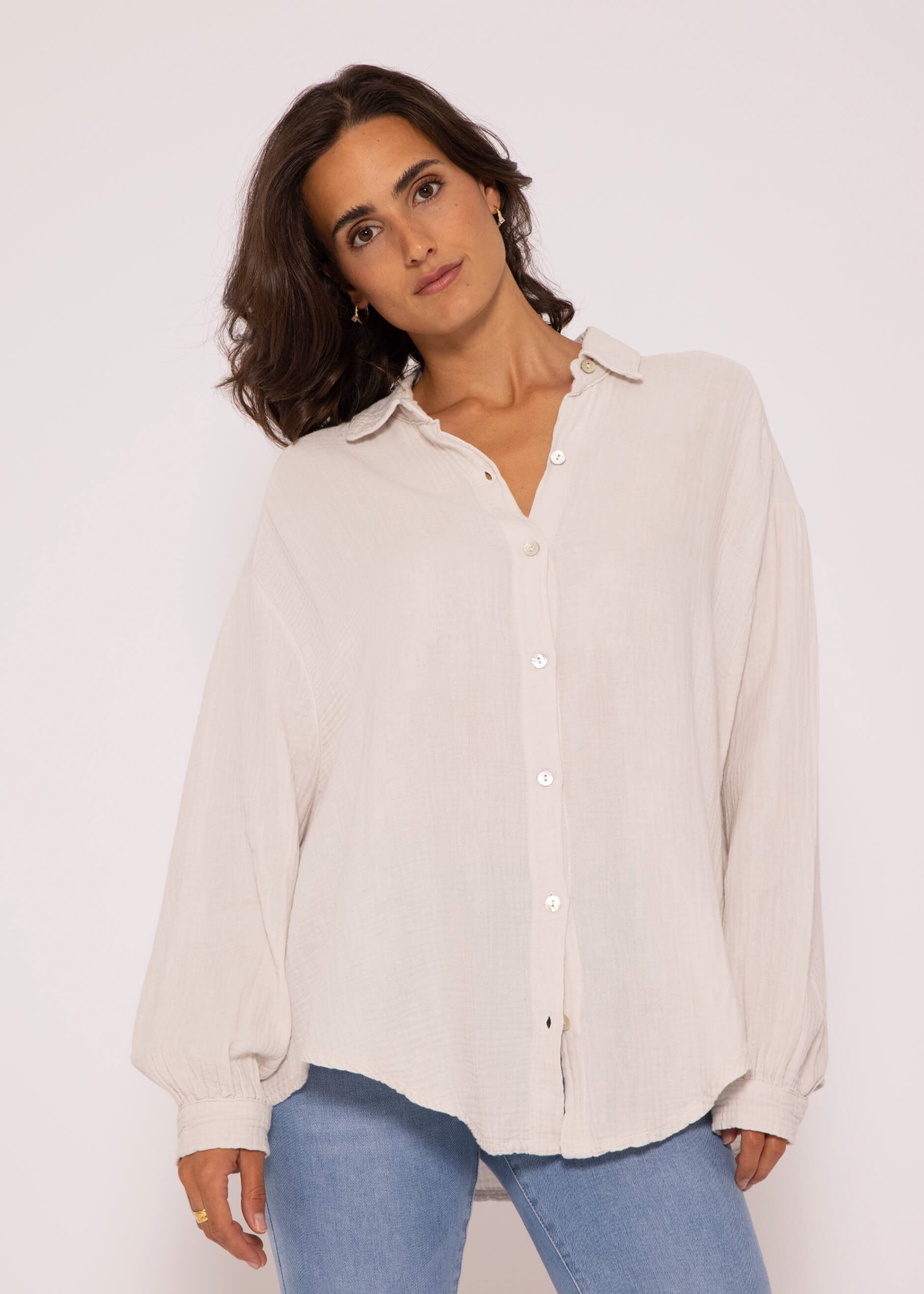 SASSYCLASSY Longbluse Oversize Musselin Bluse Damen Langarm Hemdbluse lang aus Baumwolle mit V-Ausschnitt, One Size (Gr. 36-48) Hellbeige