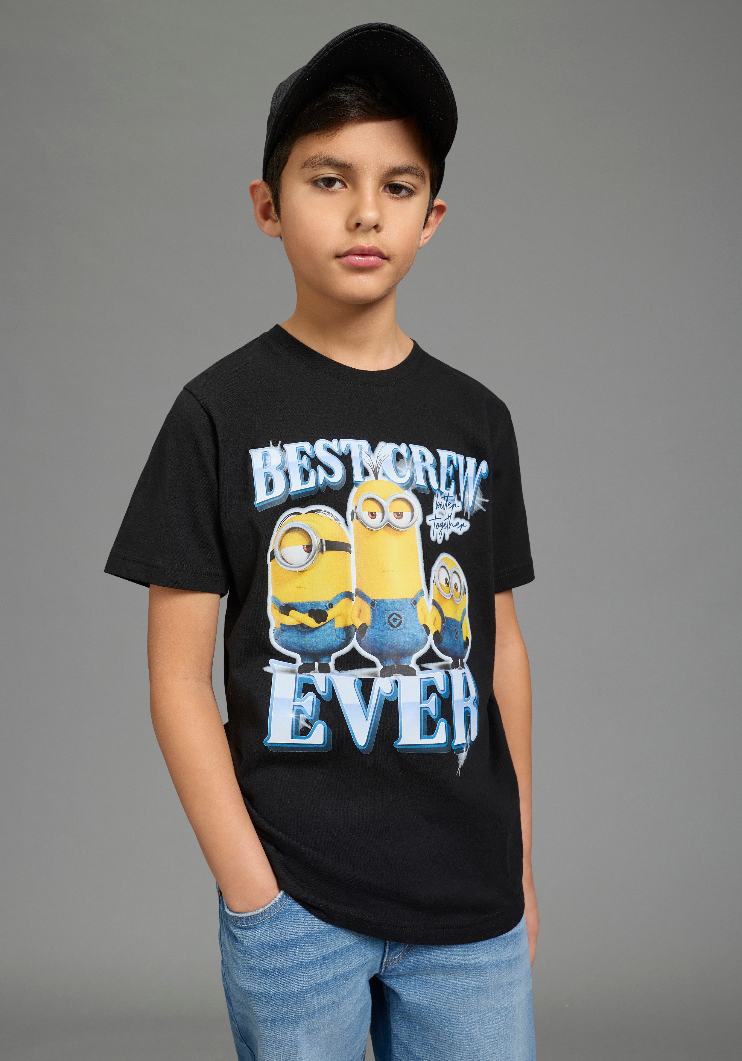 KIDSWORLD T-Shirt MINIONS Shirt : BEST CREW EVER Kurzarm, Rundhalsausschnitt, Basic Passform, aus Baumwolle. € 16,99, (€ 16,99 pro 1 Stk).