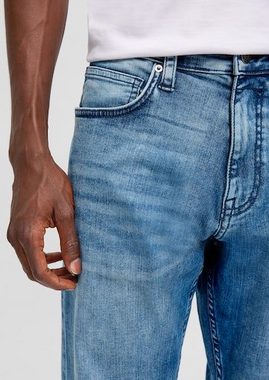 s.Oliver Tapered-fit-Jeans mit Label-Badge