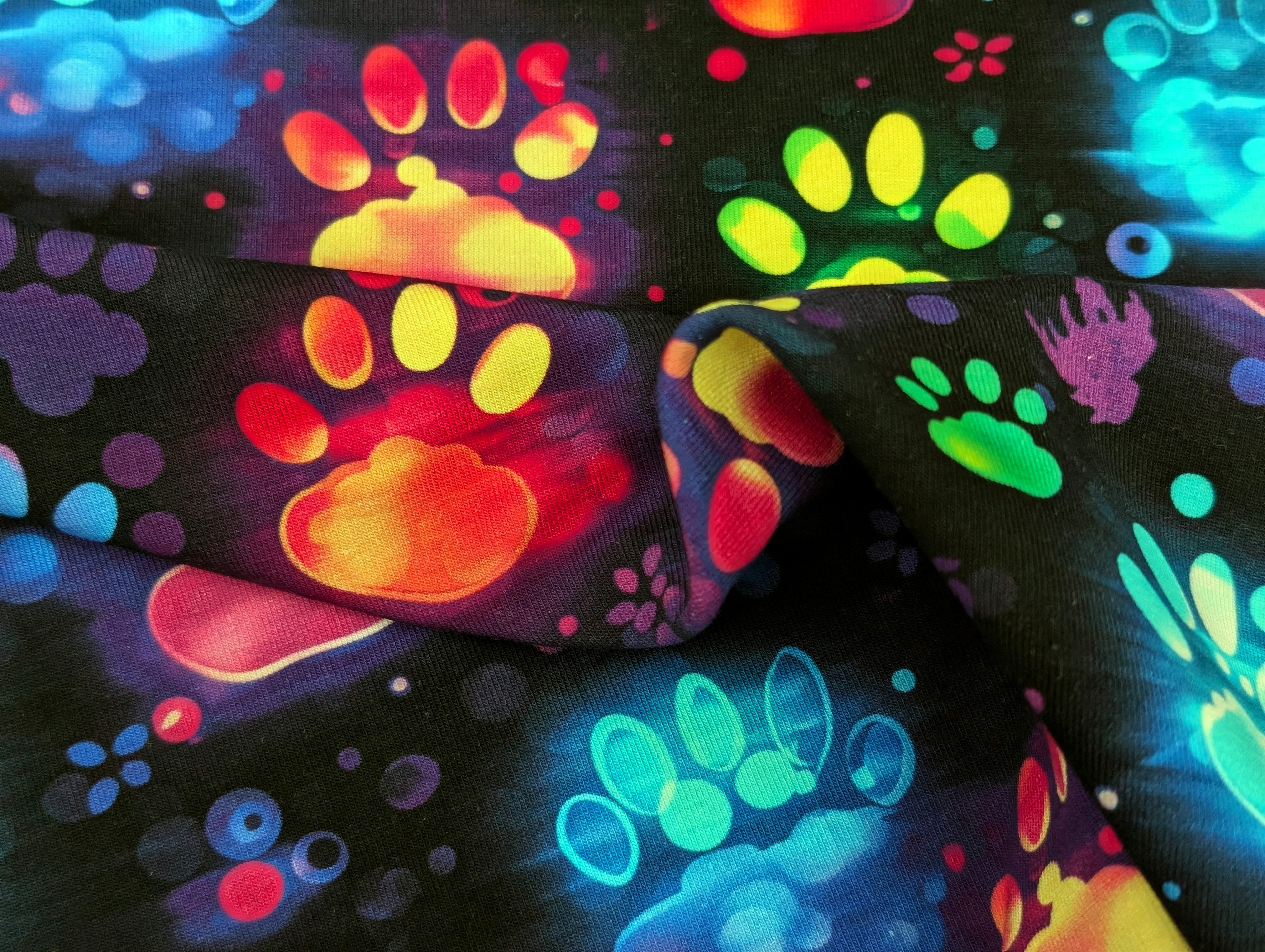 Corileo Stoff Eigenproduktion Baumwolljersey Neon Pfötchen auf Schwarz Stoff