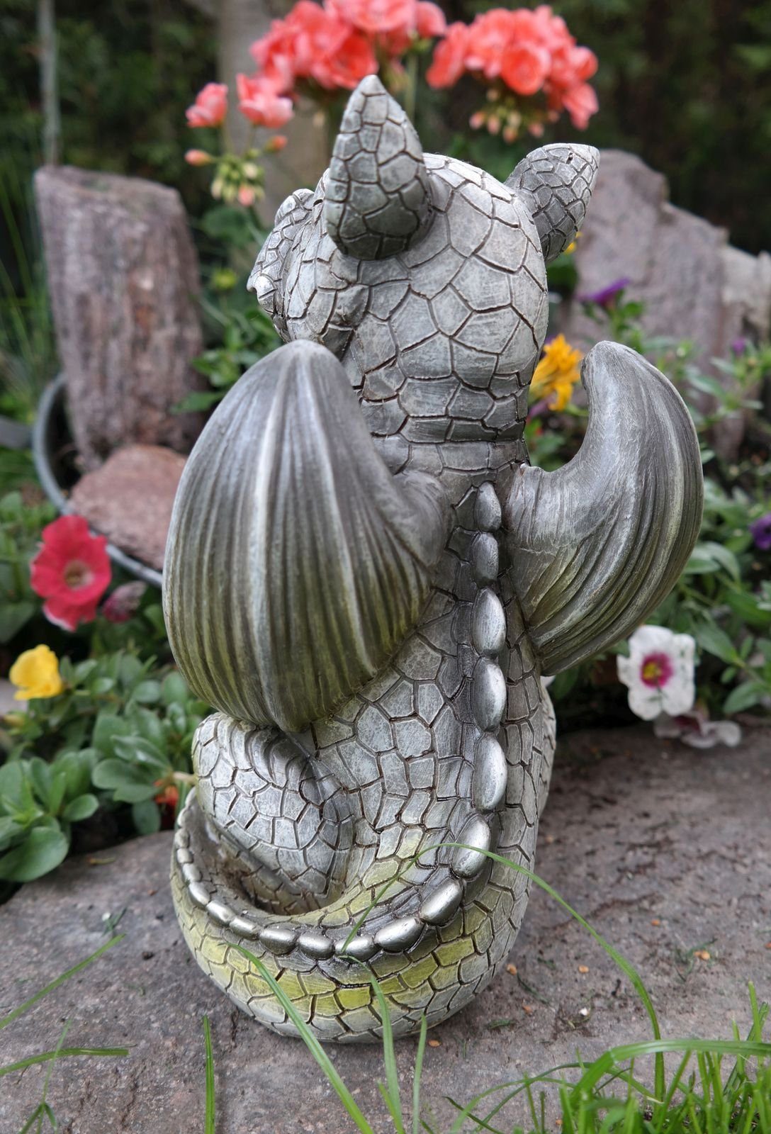 Drachenkind Kremers Blumenstrauss Gartenfigur Schatzkiste mit