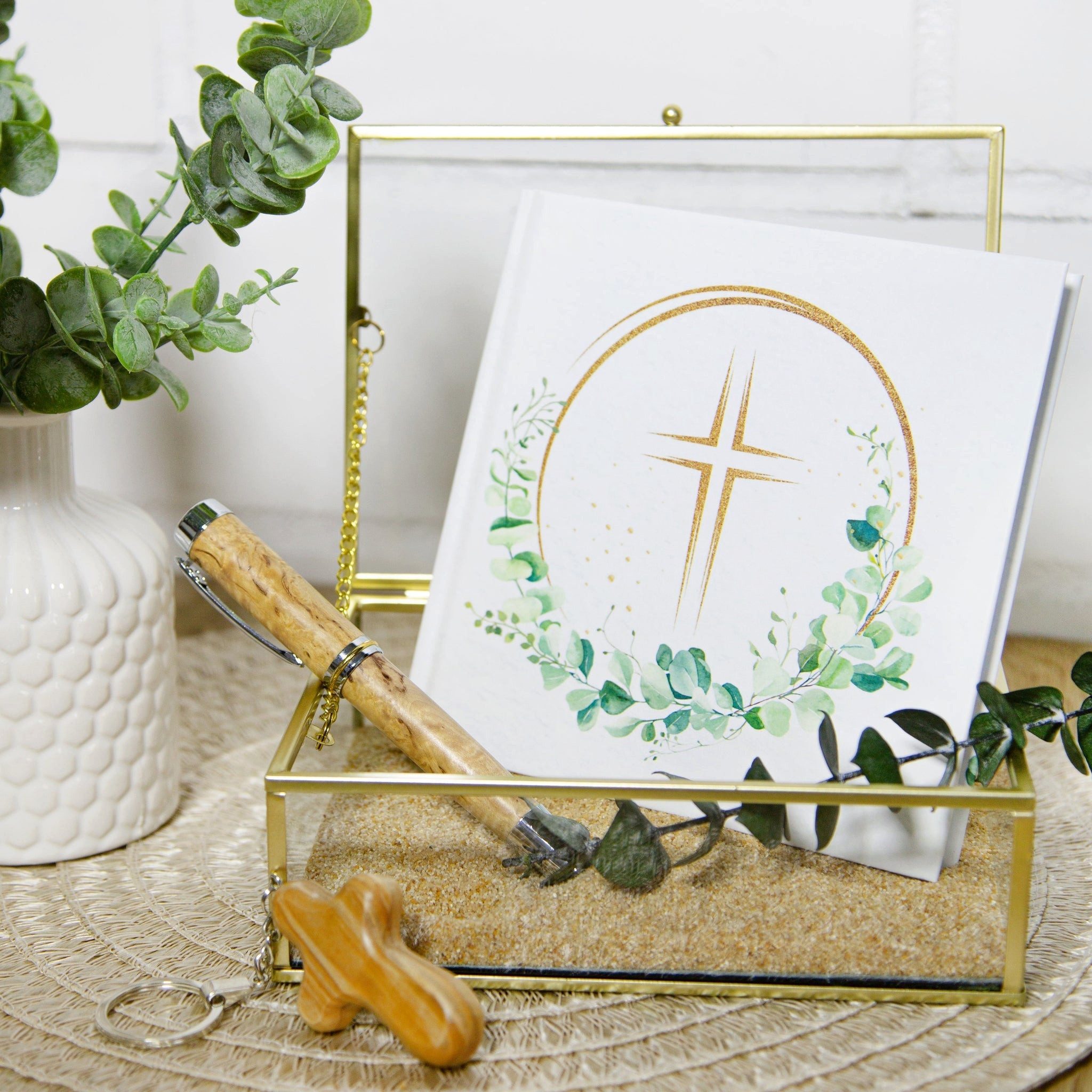 Logbuch-Verlag Dekofigur Kleines Gästebuch Eukalyptus Kreuz für Taufe & Kommunion 15 x 15 cm