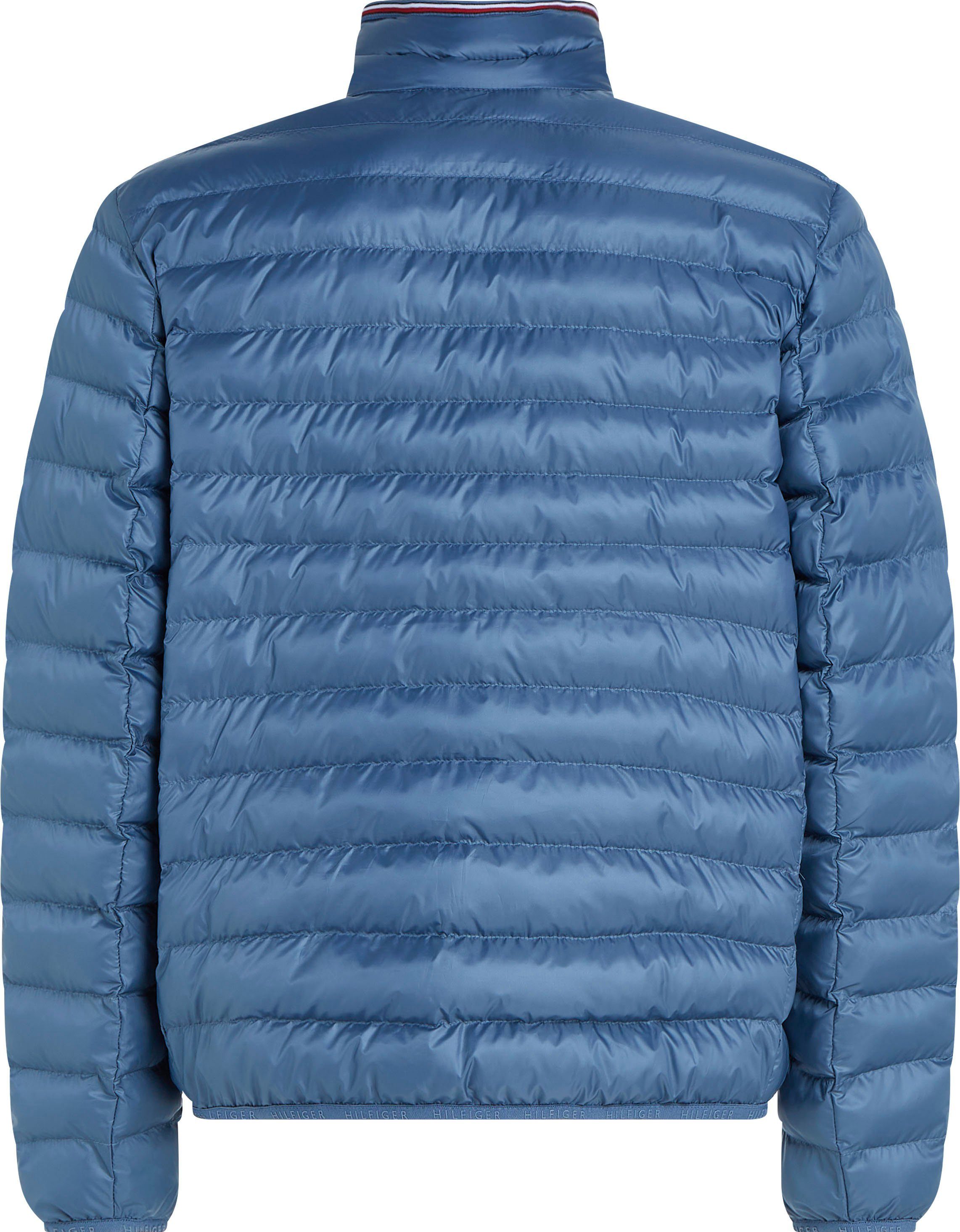 Blue Hilfiger Coast mit RECYCLED Tommy Tommy PACKABLE Logostickerei Hilfiger Steppjacke JACKET